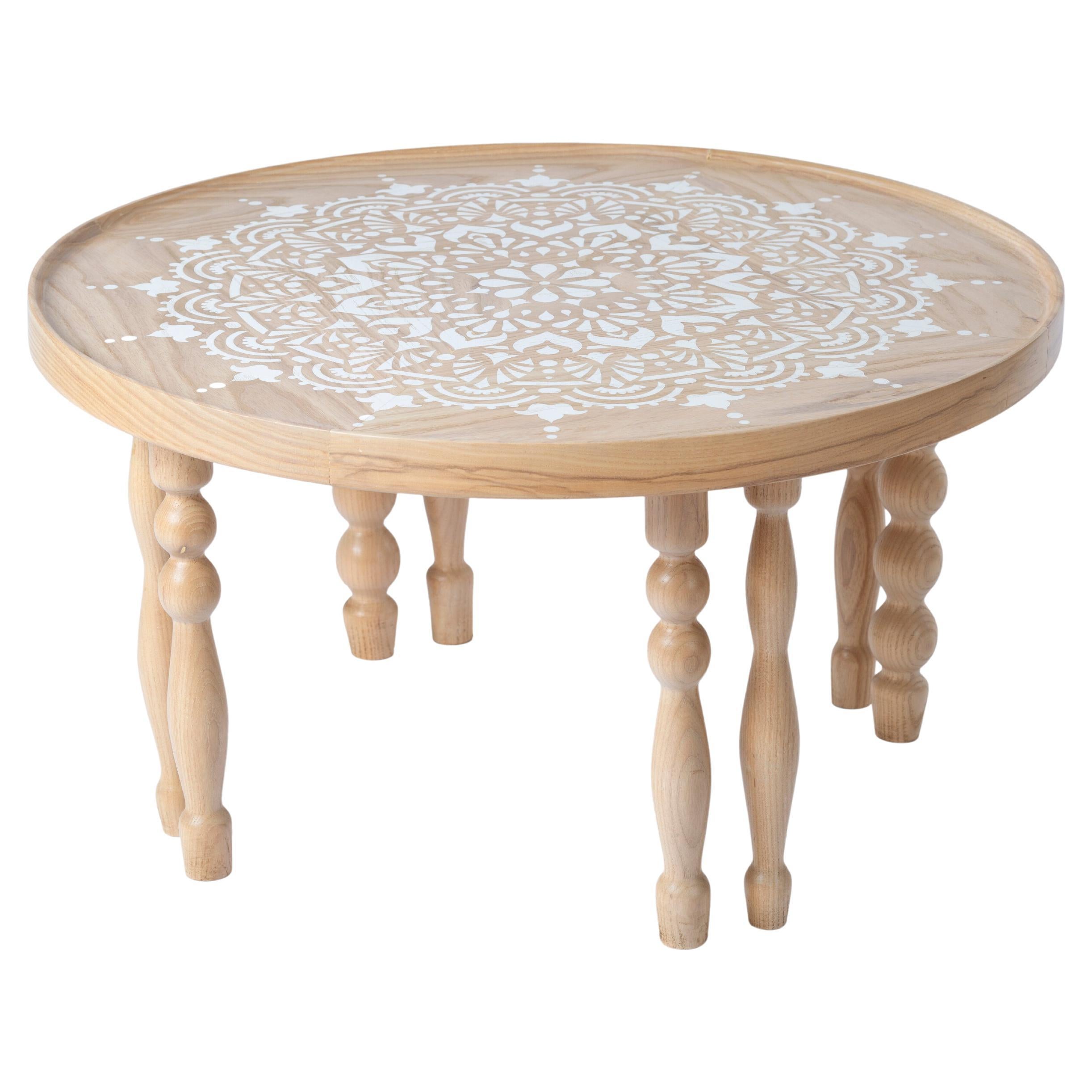 Table basse en bois de frêne avec pieds d'inspiration arabesque et motif de Mandala essuyé