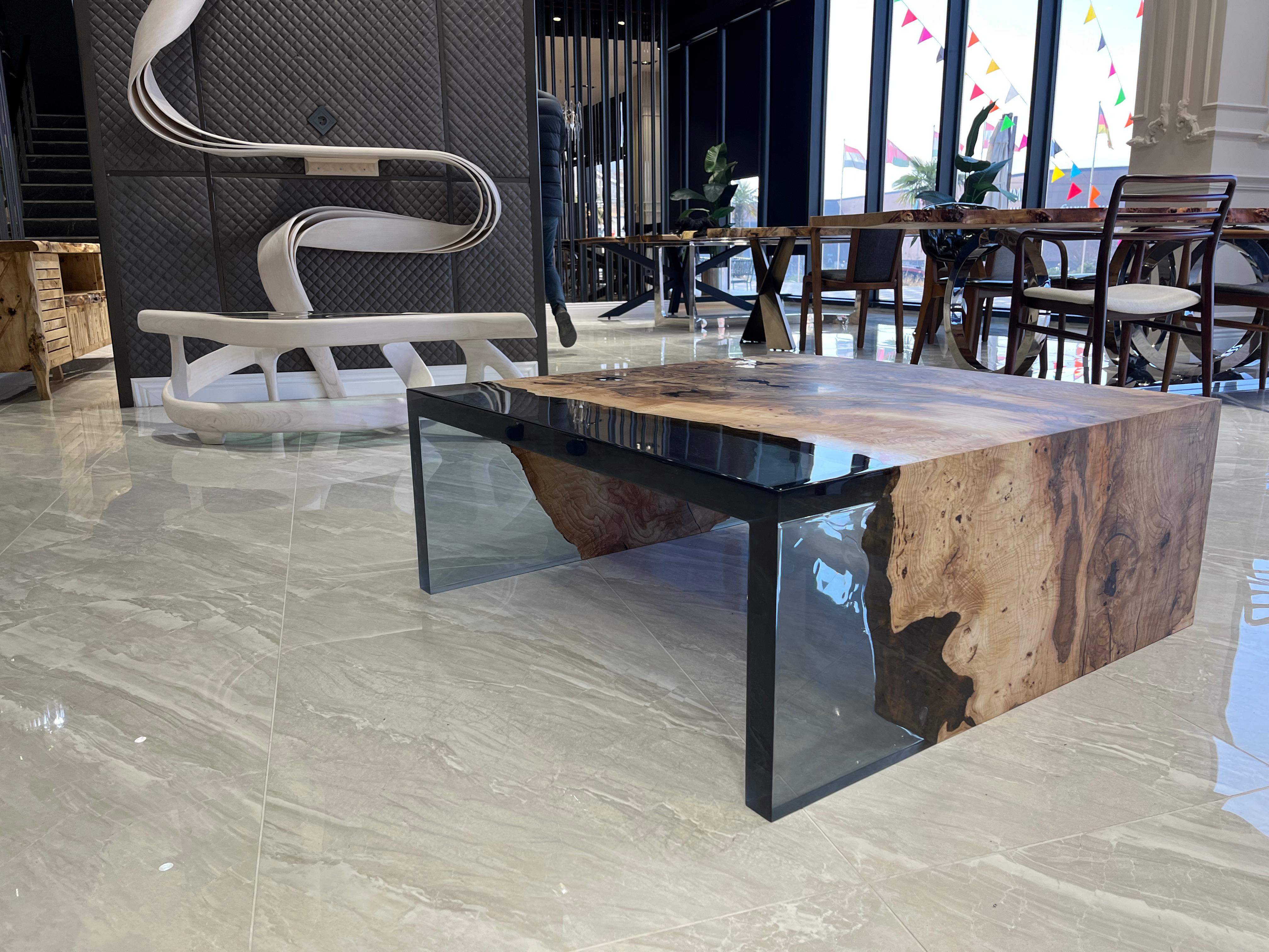 Moderne Table cascade claire en bois de frêne et résine époxy (commande personnalisée pour Tiffany) en vente
