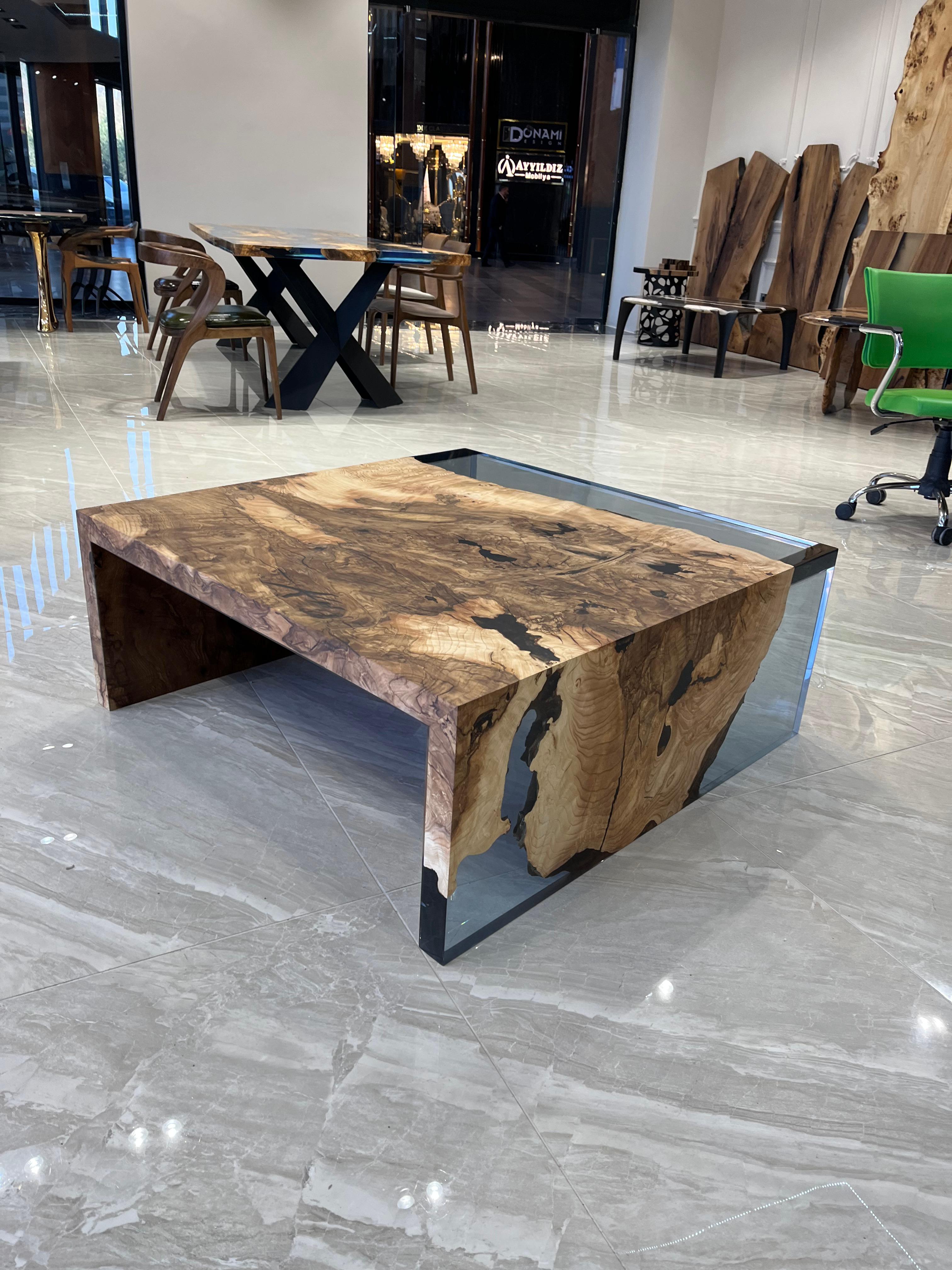 Intagliato a mano Tavolo a cascata in legno di Wood Wood con resina epossidica (ordine personalizzato per Tiffany) in vendita