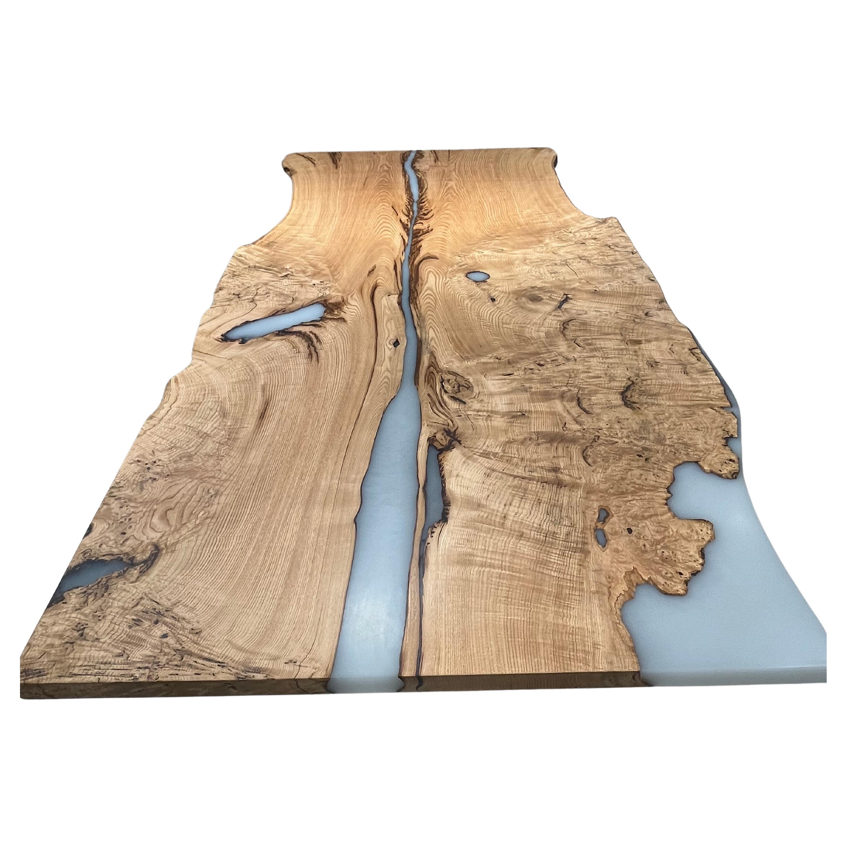 Esstisch aus Eschenholz und Epoxidharz – großer Tisch aus Holzharz im Angebot