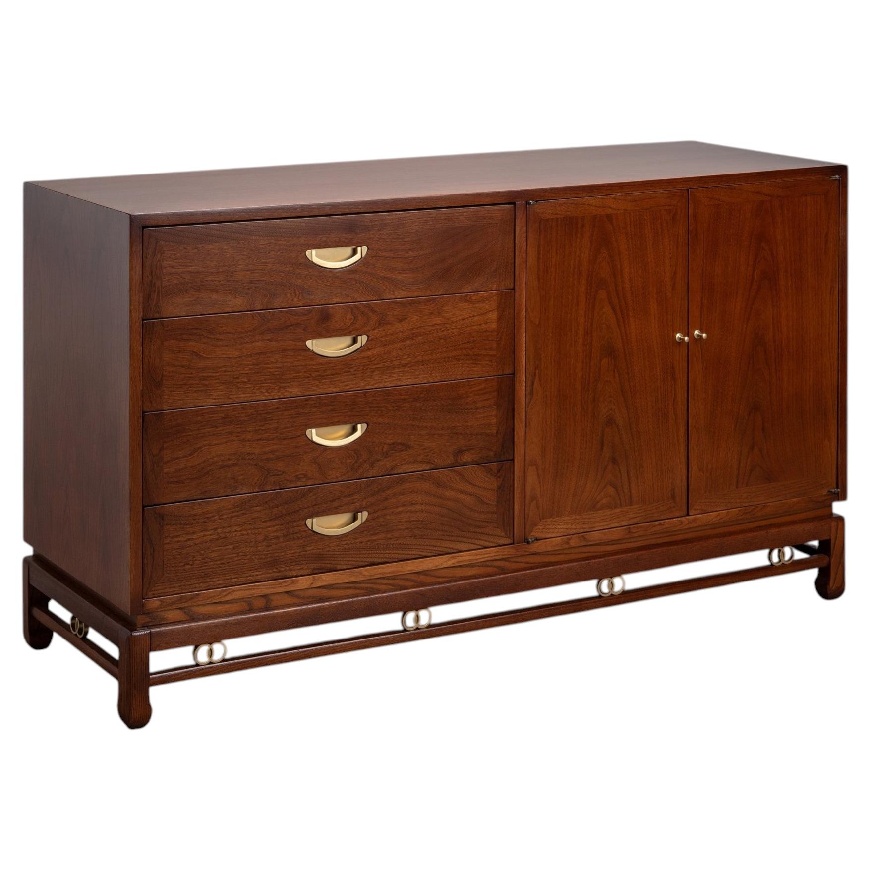 Sideboard aus Eschenholz mit goldenen Beschlägen von American of Martinsville