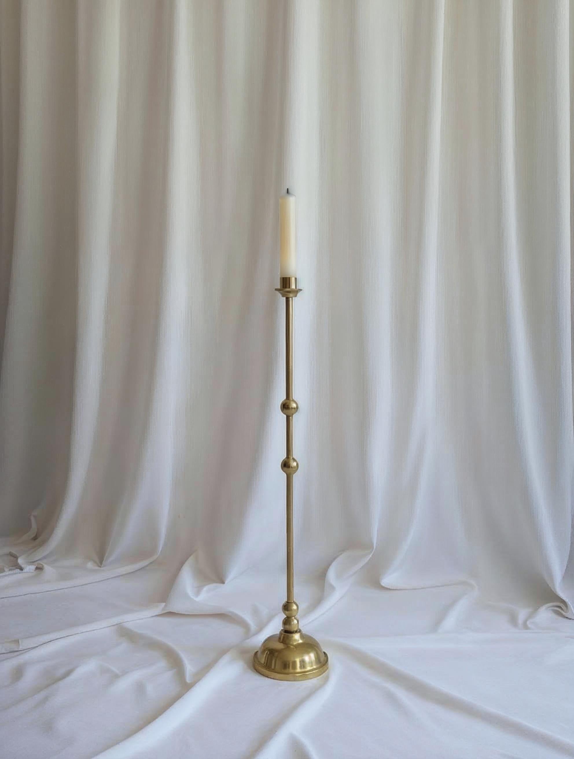 Moderno Candeliere Asha Small Brass - Portacandele scultoreo a cupola tornito a mano (H. 20) in vendita