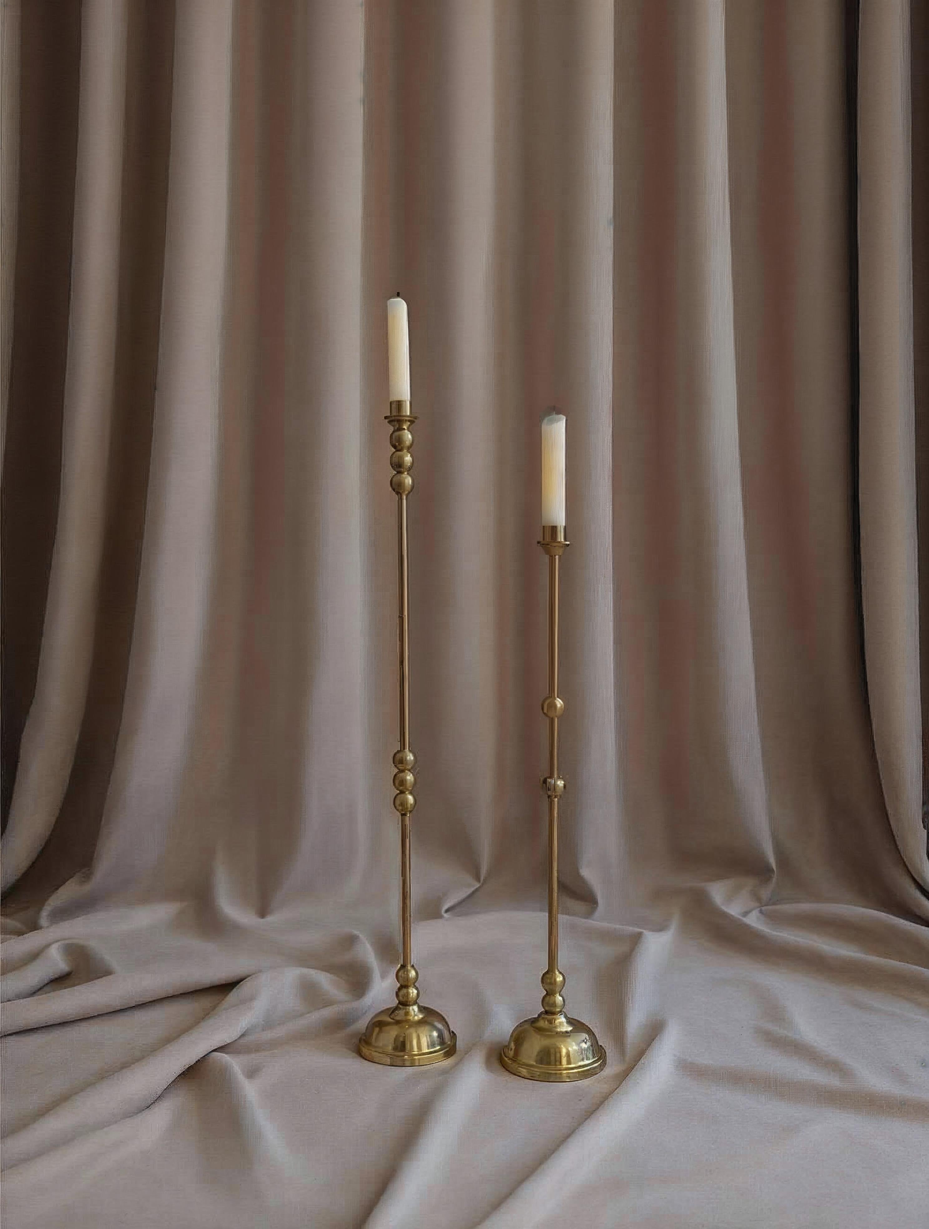 Fatto a mano Candeliere Asha Small Brass - Portacandele scultoreo a cupola tornito a mano (H. 20) in vendita