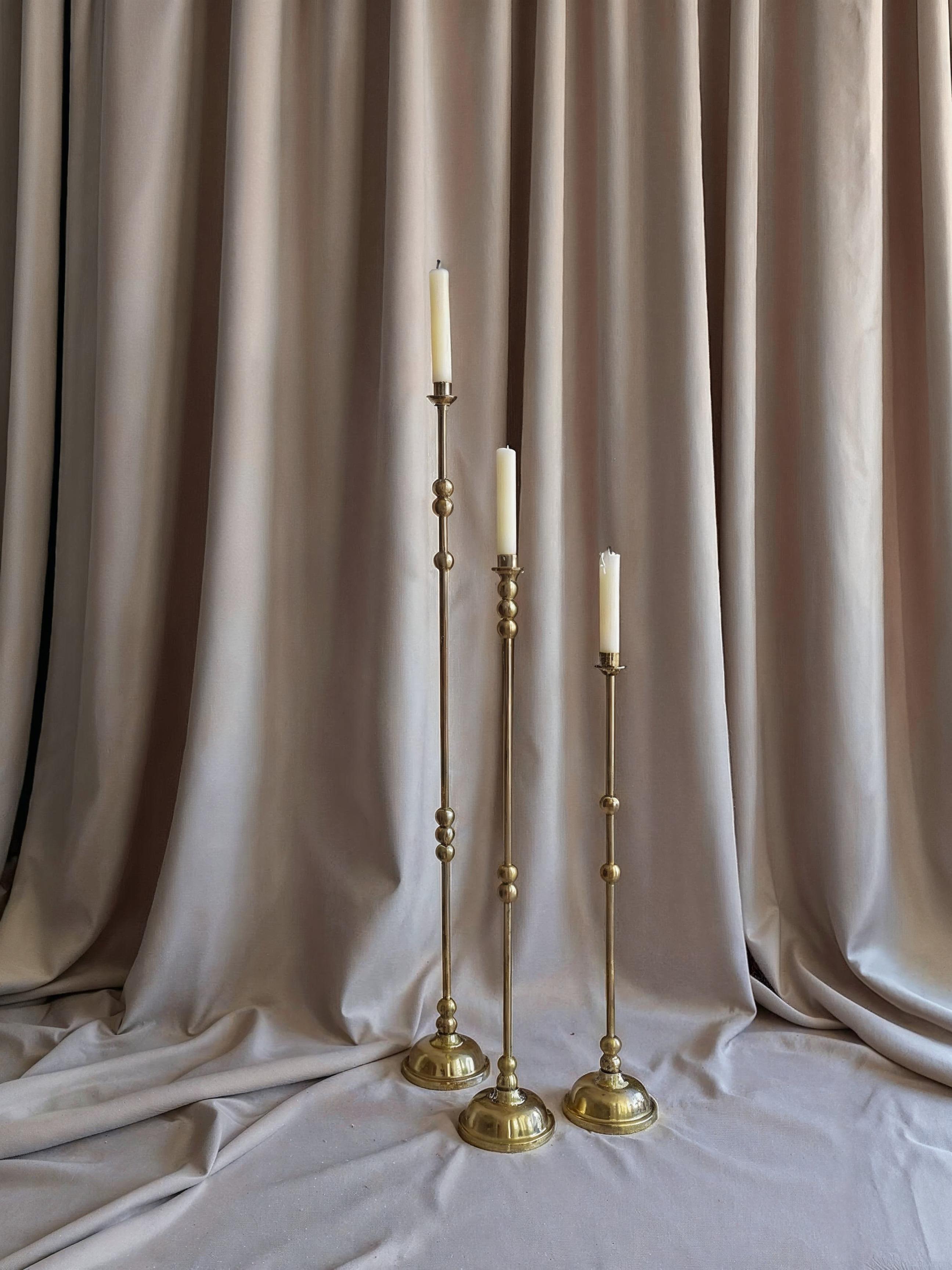 XXI secolo e contemporaneo Candeliere Asha Small Brass - Portacandele scultoreo a cupola tornito a mano (H. 20) in vendita