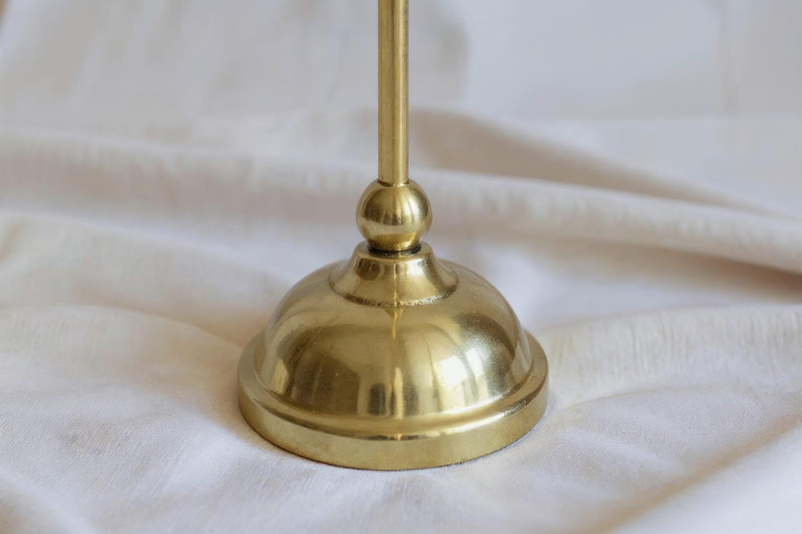 Ottone Candeliere Asha Small Brass - Portacandele scultoreo a cupola tornito a mano (H. 20) in vendita