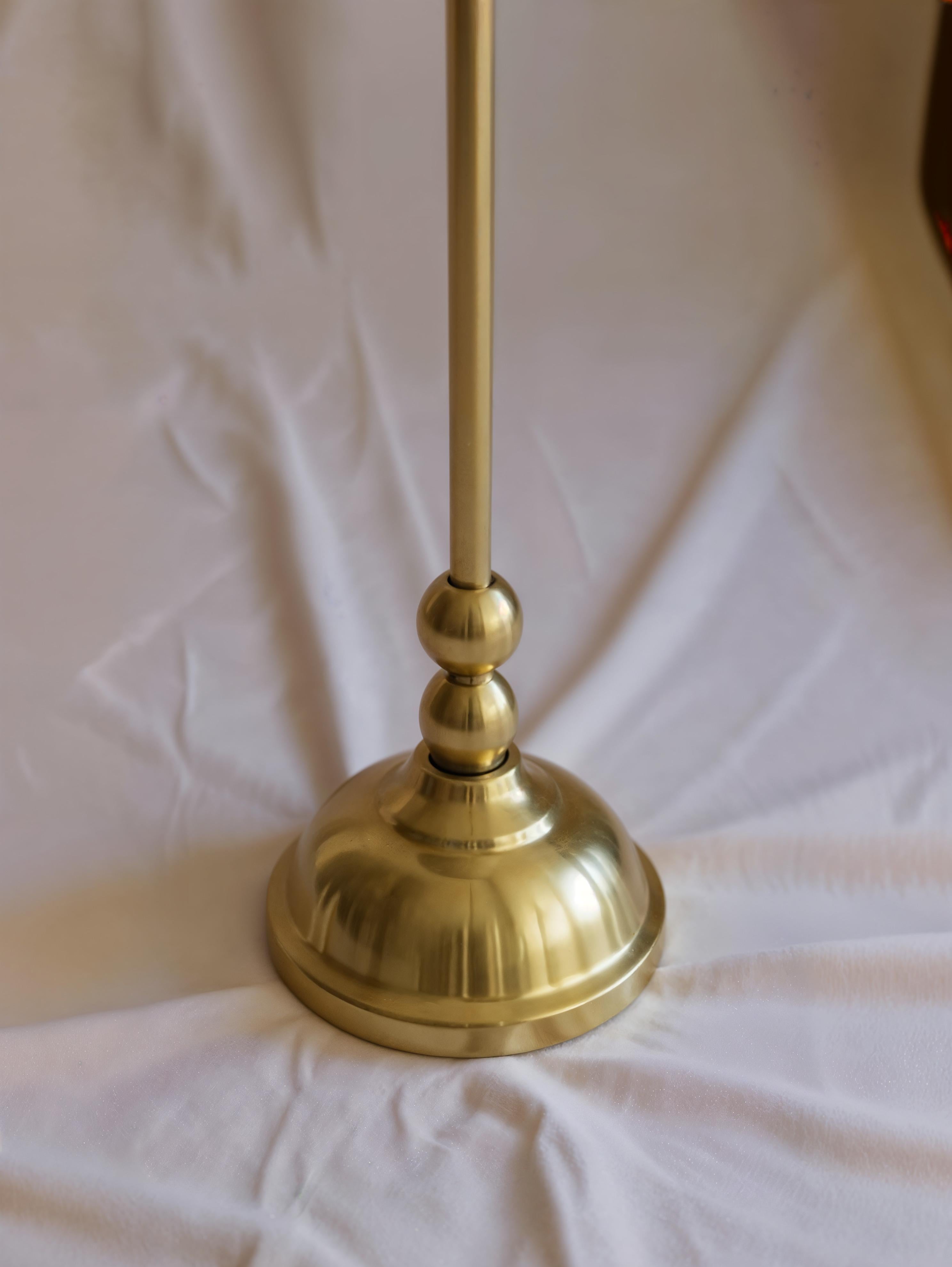 Moderno Candeliere alto in ottone Asha - Portacandele scultoreo a cupola tornito a mano (H. H. 35) in vendita