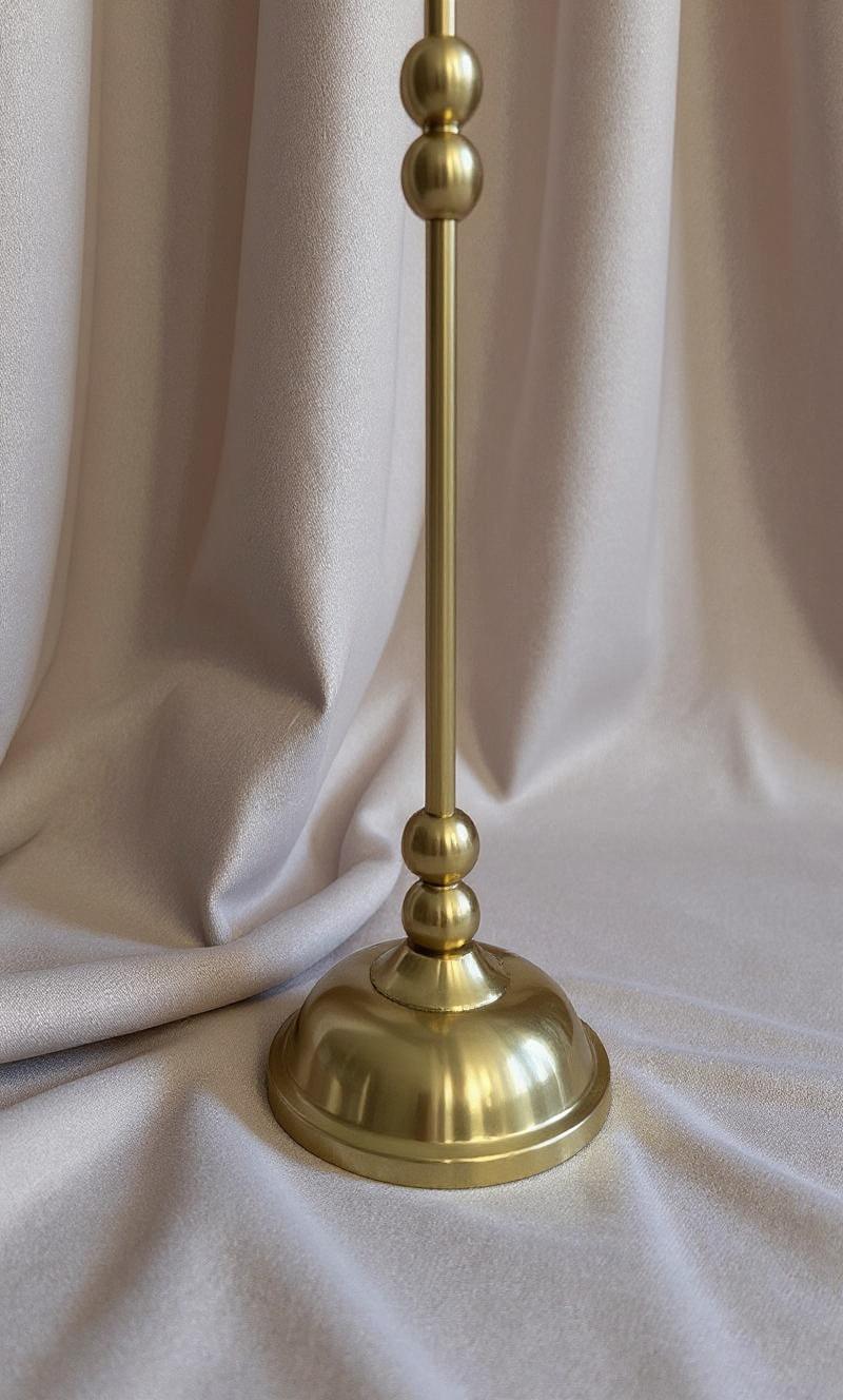 Fatto a mano Candeliere alto in ottone Asha - Portacandele scultoreo a cupola tornito a mano (H. H. 35) in vendita