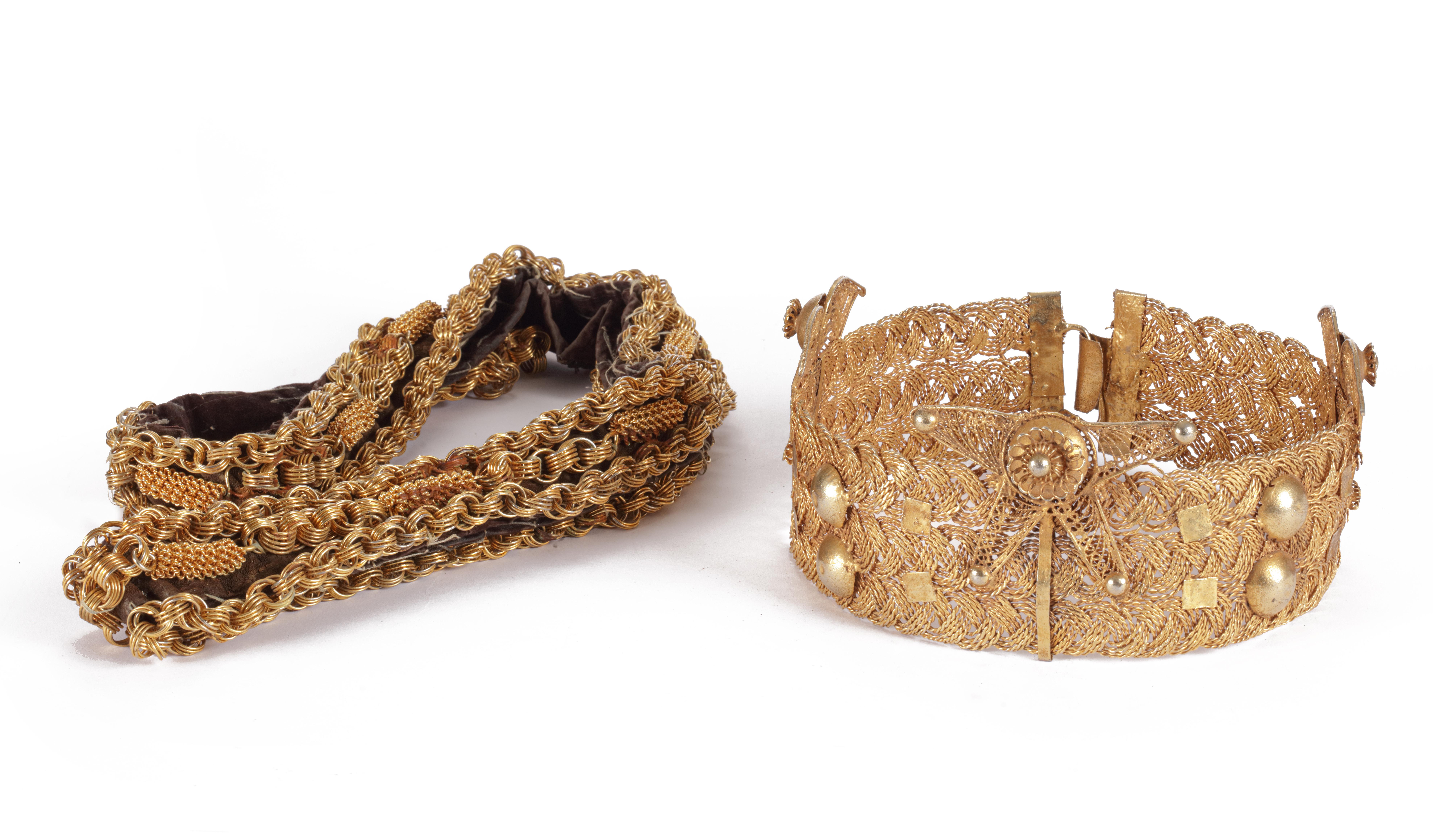 Zeremonielle Krone und Schärpe eines afrikanischen Ashanti-Häuptlings aus Gold und vergoldetem Metall auf einem Ständer (Art nouveau) im Angebot