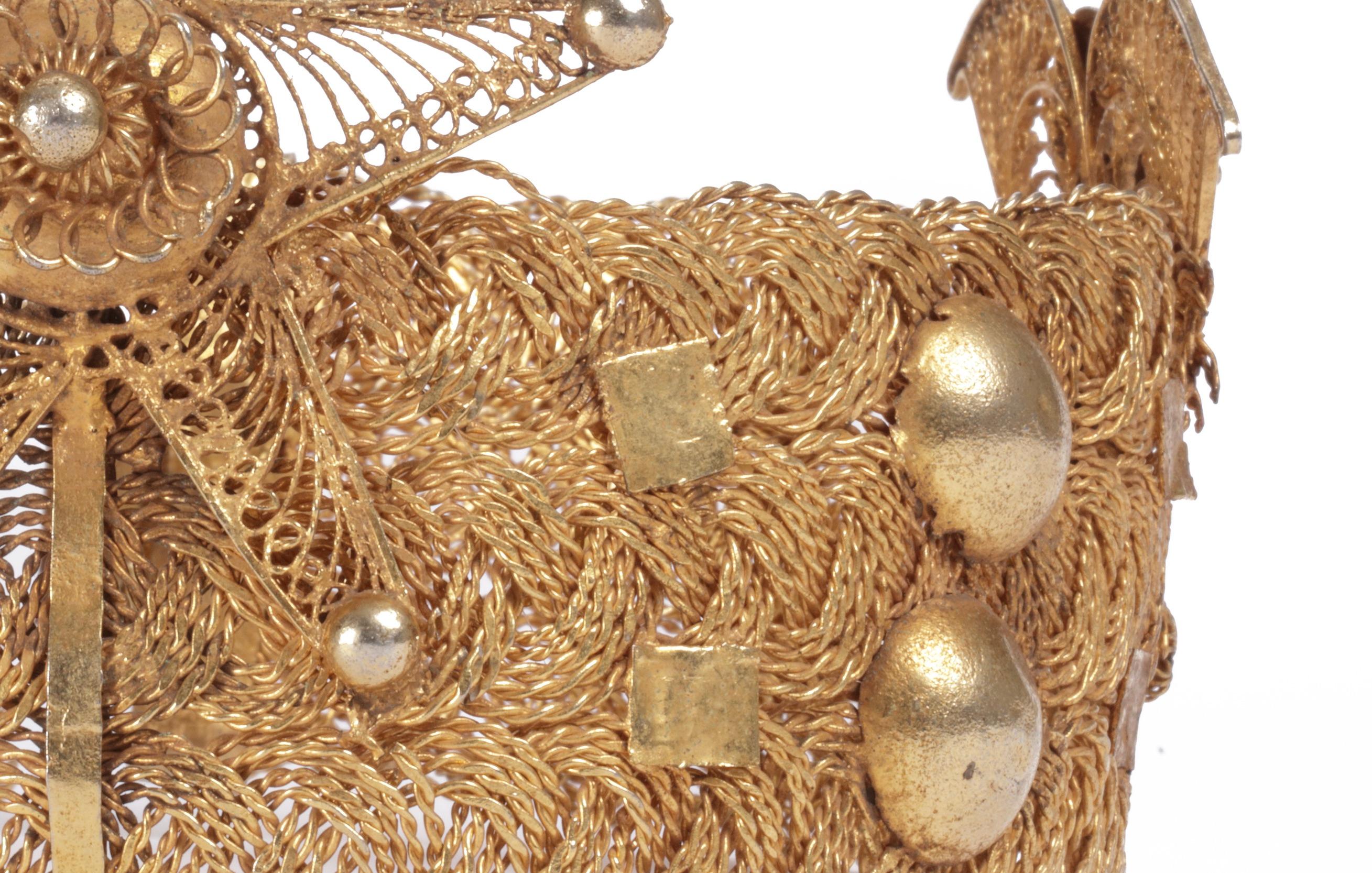 Zeremonielle Krone und Schärpe eines afrikanischen Ashanti-Häuptlings aus Gold und vergoldetem Metall auf einem Ständer im Zustand „Gut“ im Angebot in Amsterdam, NL