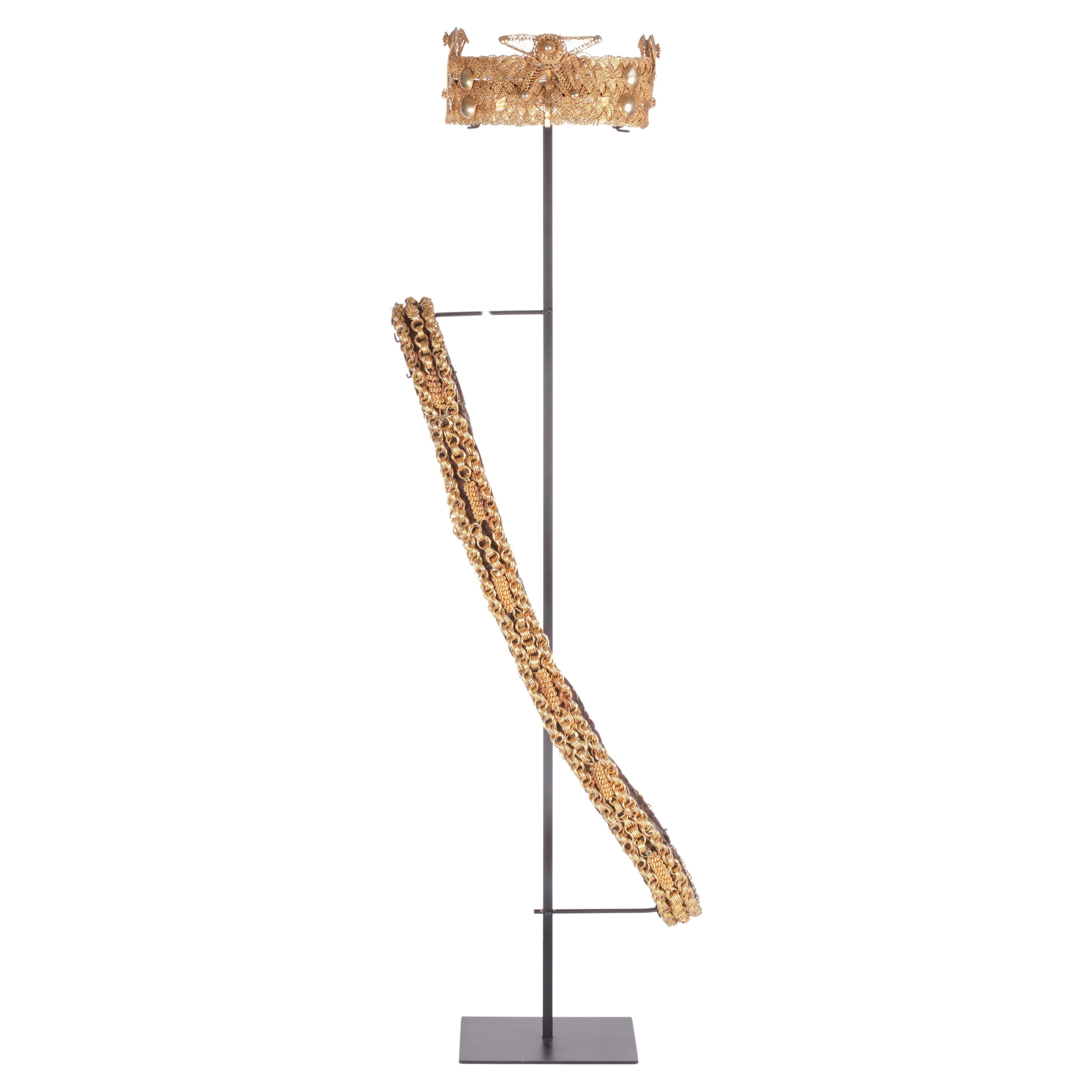 Zeremonielle Krone und Schärpe eines afrikanischen Ashanti-Häuptlings aus Gold und vergoldetem Metall auf einem Ständer im Angebot