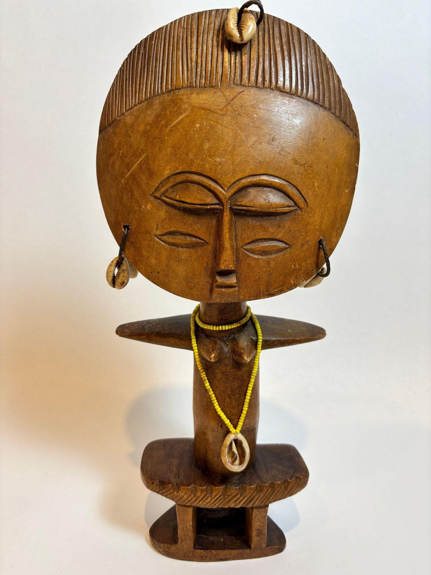 Ancienne poupée de fertilité Ashanti Akua'ba, Ghana - Art tribal africain, Sculpture ethnographique
Une rare poupée de fertilité Ashanti (Asante) Akua'ba du Ghana, sculptée à la main dans du bois et imprégnée de symbolisme culturel et spirituel.