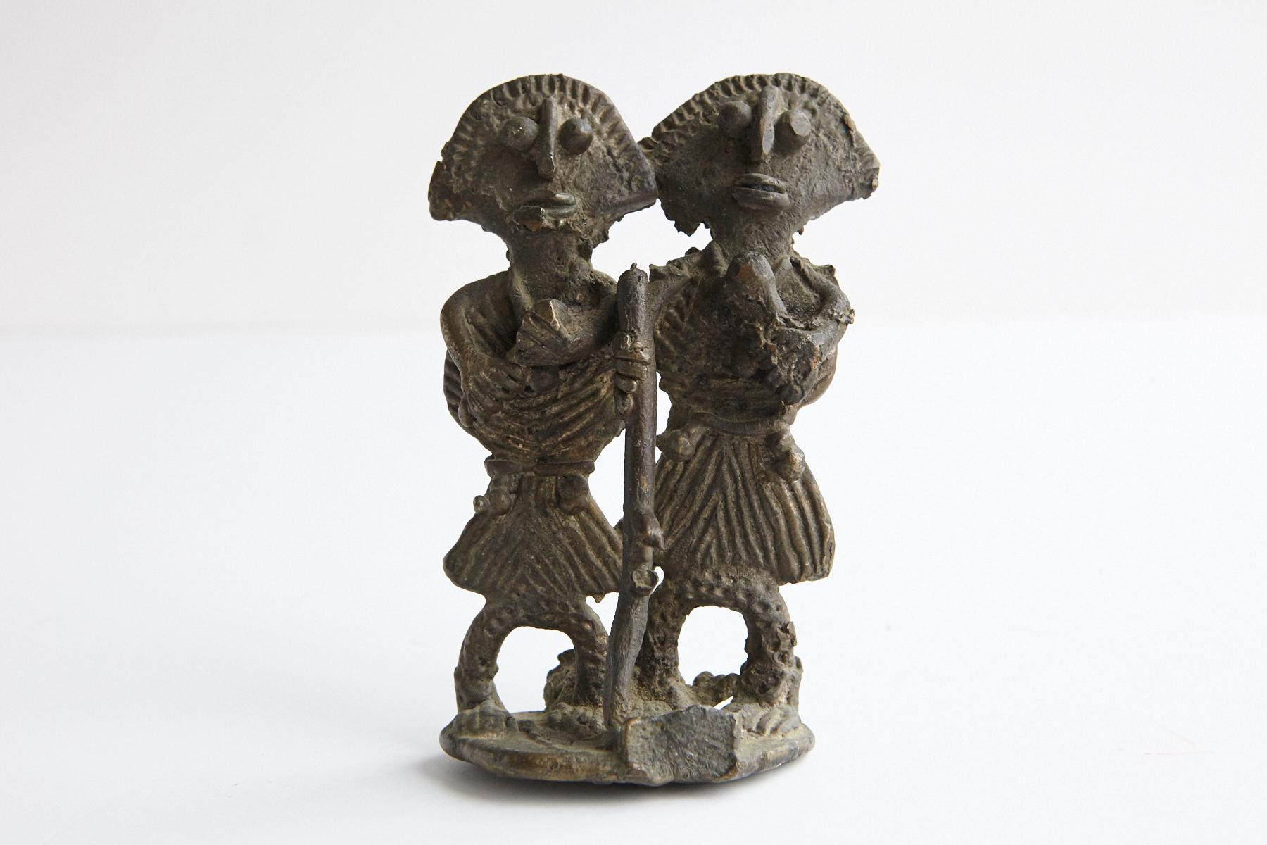 Akan-Ashanti-Figur aus Bronze. Das Volk der Ashanti oder Asante in Ghana hat eine reiche Tradition in der Herstellung von Bronzestücken zum Gedenken an wichtige Persönlichkeiten ihrer Kultur oder ihres Stammes oder ihrer Familie. 
Die Figuren werden