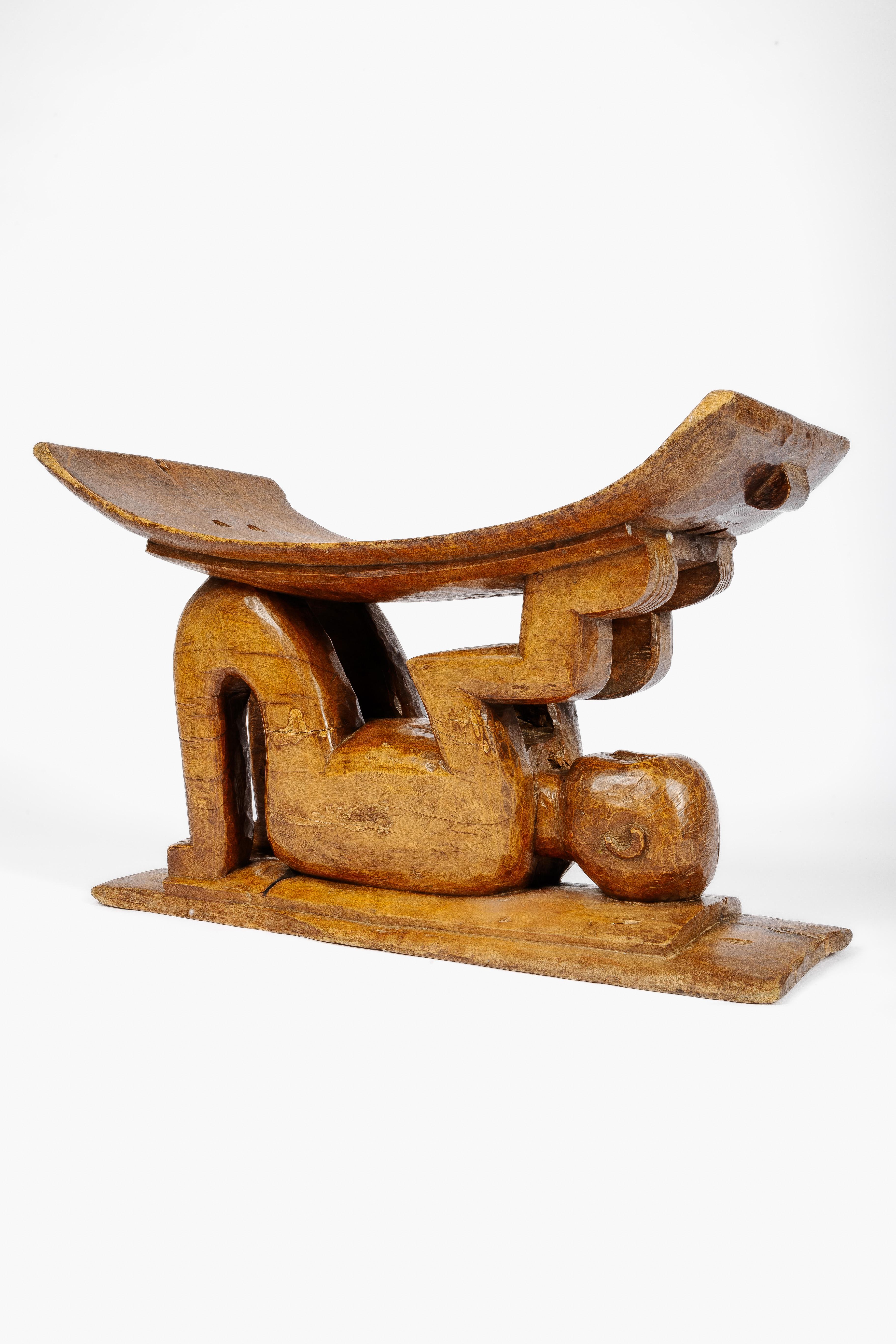 Ashanti figural footstool or headstand, handcarved Ghana West-Africa In Good Condition In Zemst, BE