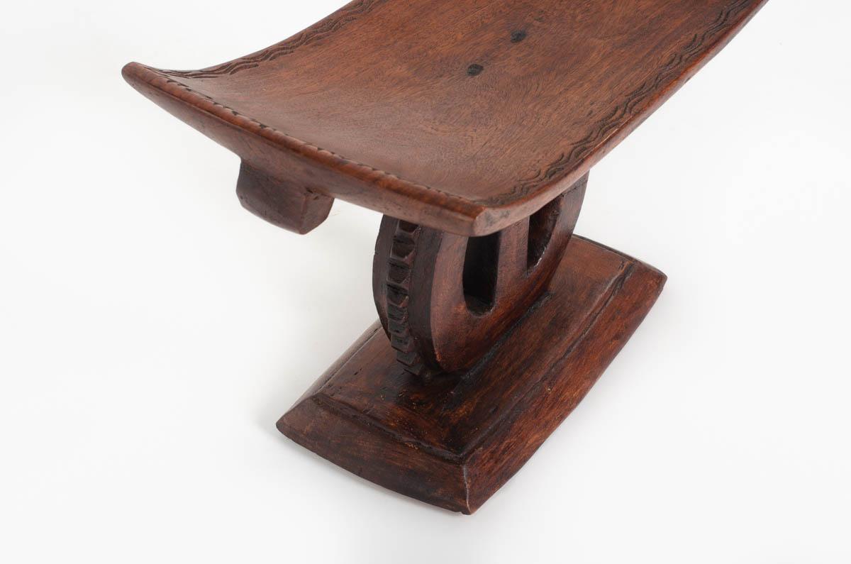 Taburete Ashanti de madera, diseño africano, 1950 siglo XX en venta
