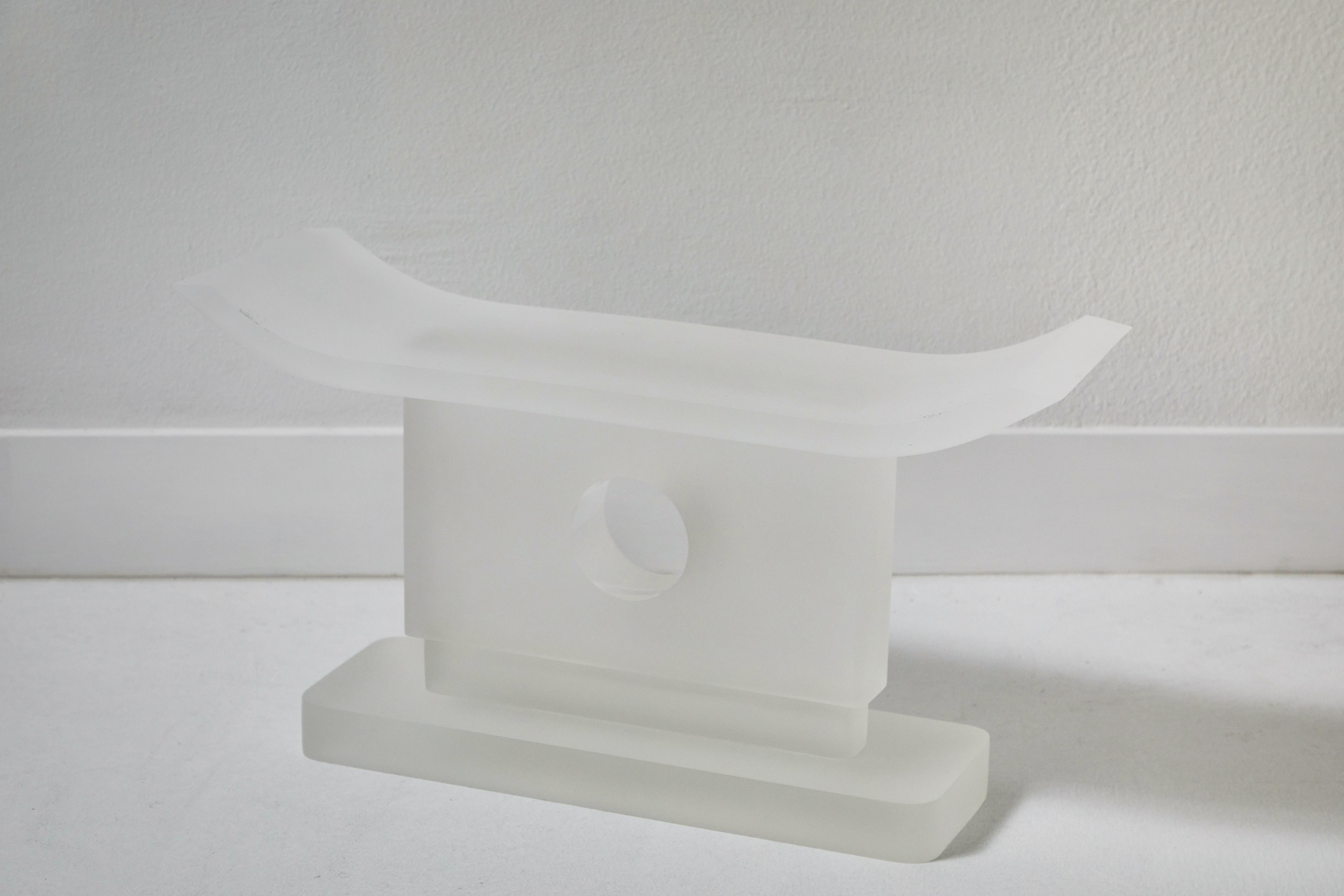 Dies ist eine einzigartige Acryl-Interpretation eines Ashanti-Hockers im Stil von Karl Springer. Seine Gesamtform spiegelt den Ashanti-Stil wider, während die Stützsäule mit einer 1-Zoll-Terrasse und einem einzigen Loch von 4 Zoll Durchmesser in der