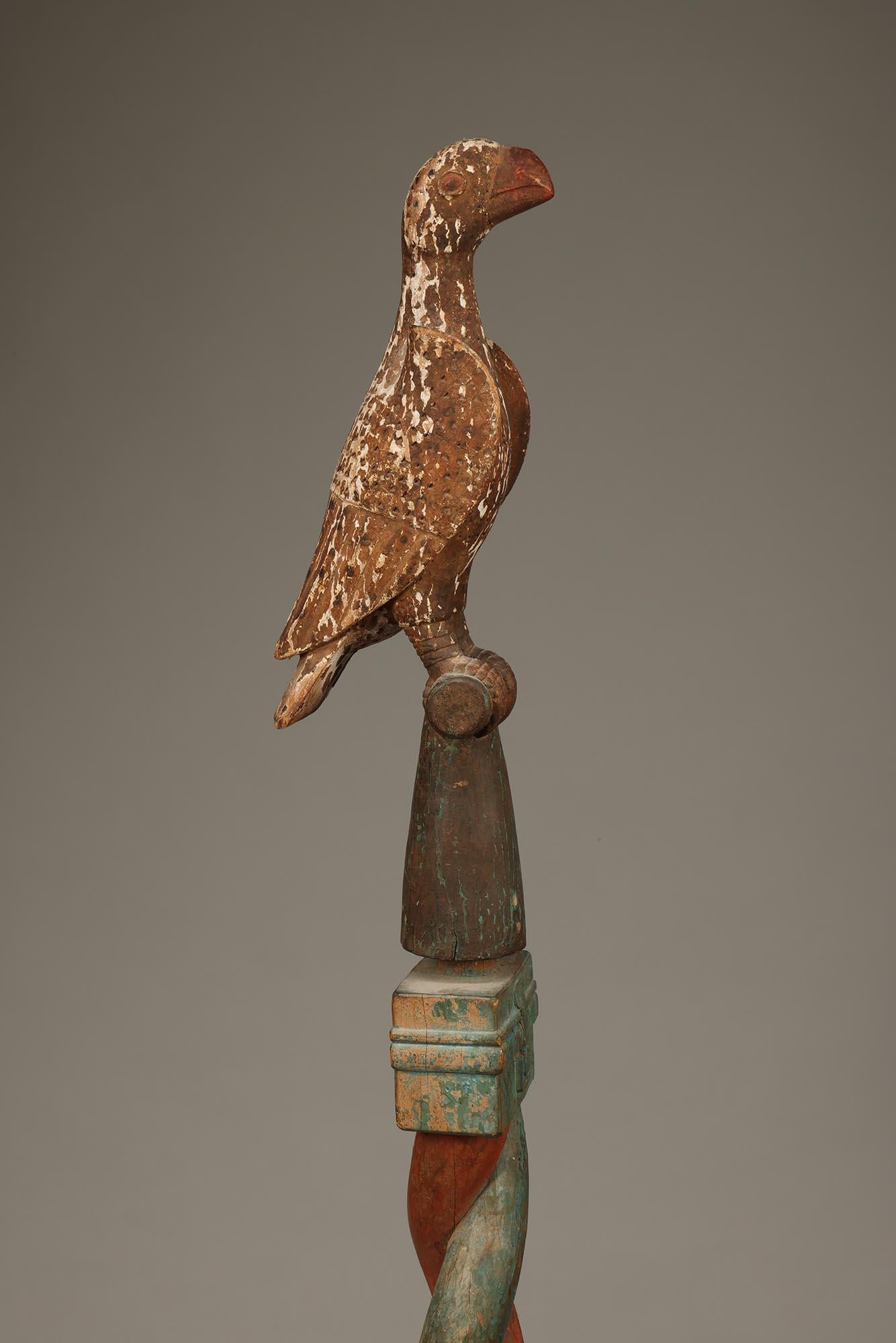 Linguistischer Stab aus Aschenbecherholz mit Vogel und gedrehten Knoten aus Ghana, 66 Zoll Afrika (20. Jahrhundert) im Angebot