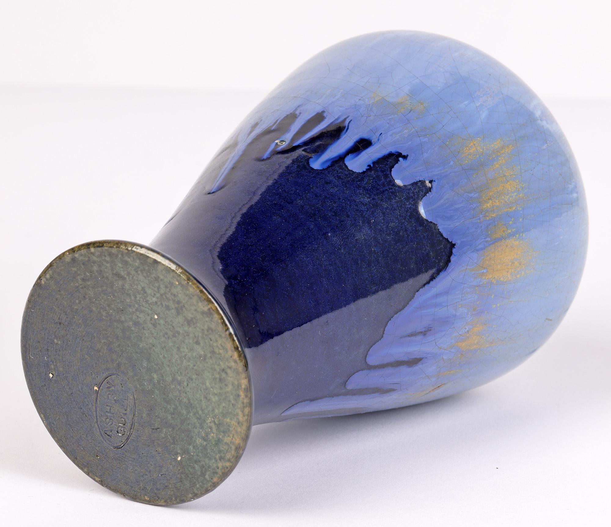 Ashby Potters Guild Vase Art Nouveau émaillé bleu moucheté en vente 3