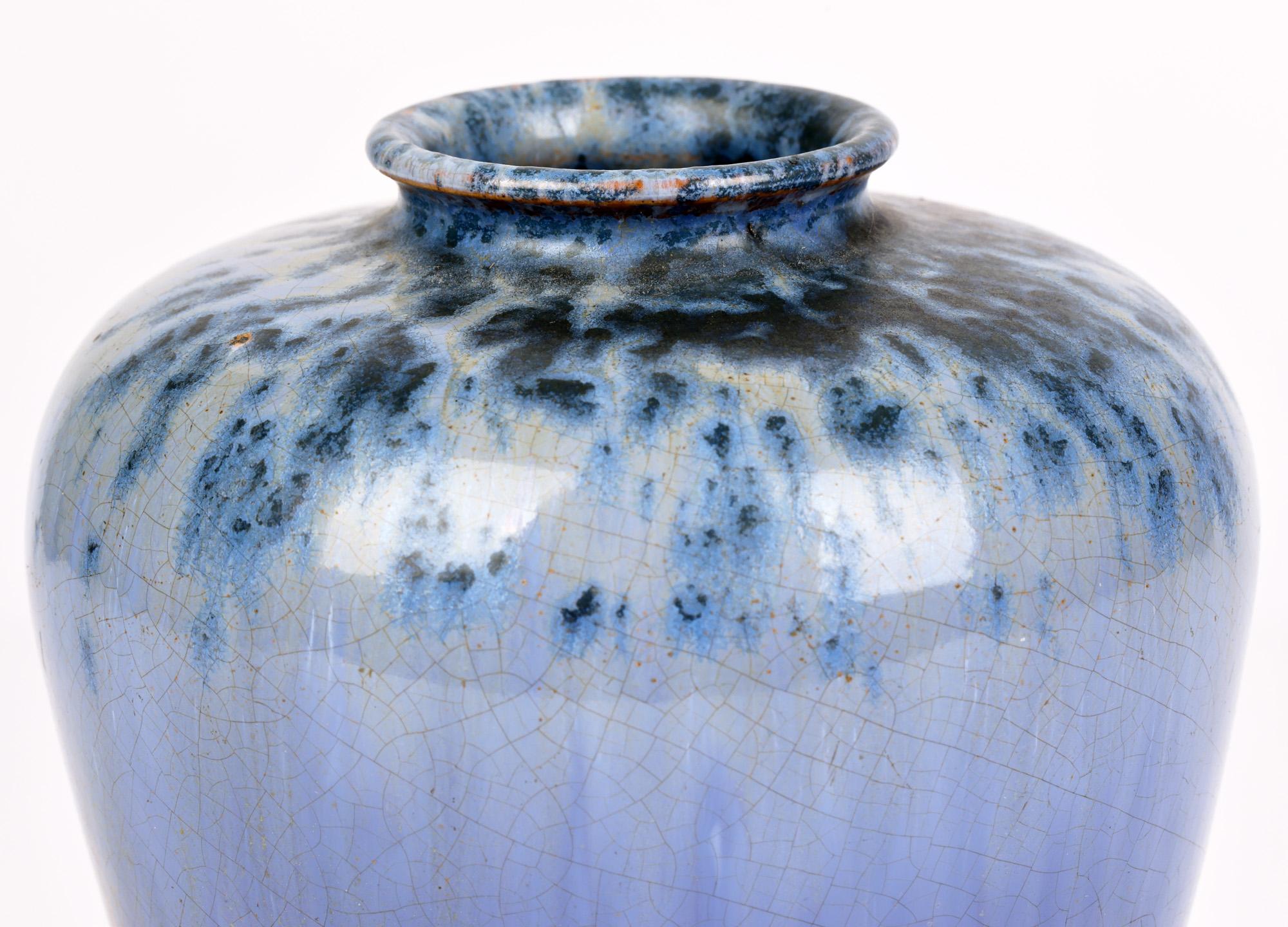 Un très élégant vase en poterie d'art Art Nouveau décoré de glaçures bleues stratifiées, fabriqué par Ashby Potters Guild, basé dans le Derbyshire, et datant entre 1909 et 1922. Fondée par Pascoe Tunnicliffe (1881-1956), la poterie était considérée