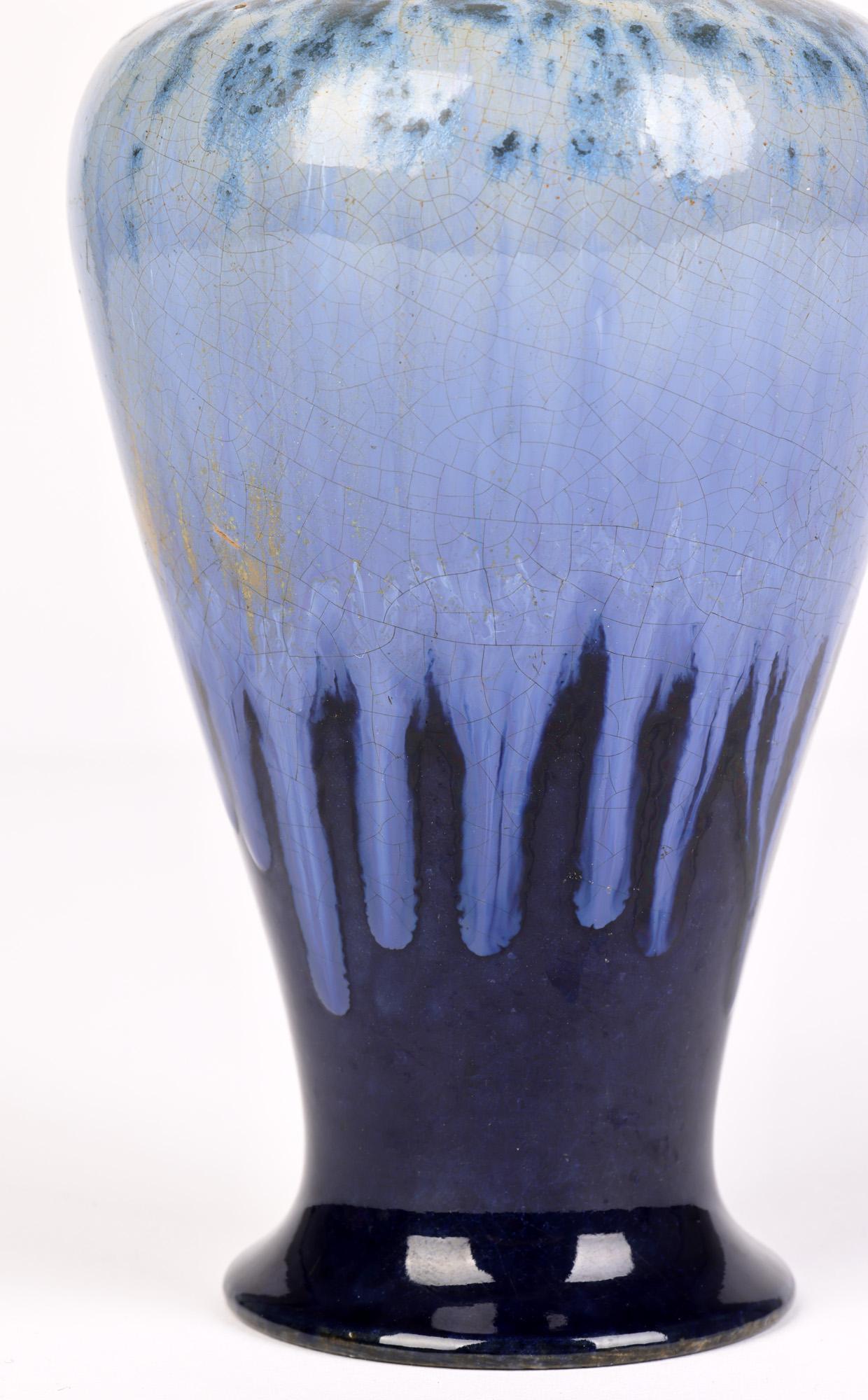 Art nouveau Ashby Potters Guild Vase Art Nouveau émaillé bleu moucheté en vente