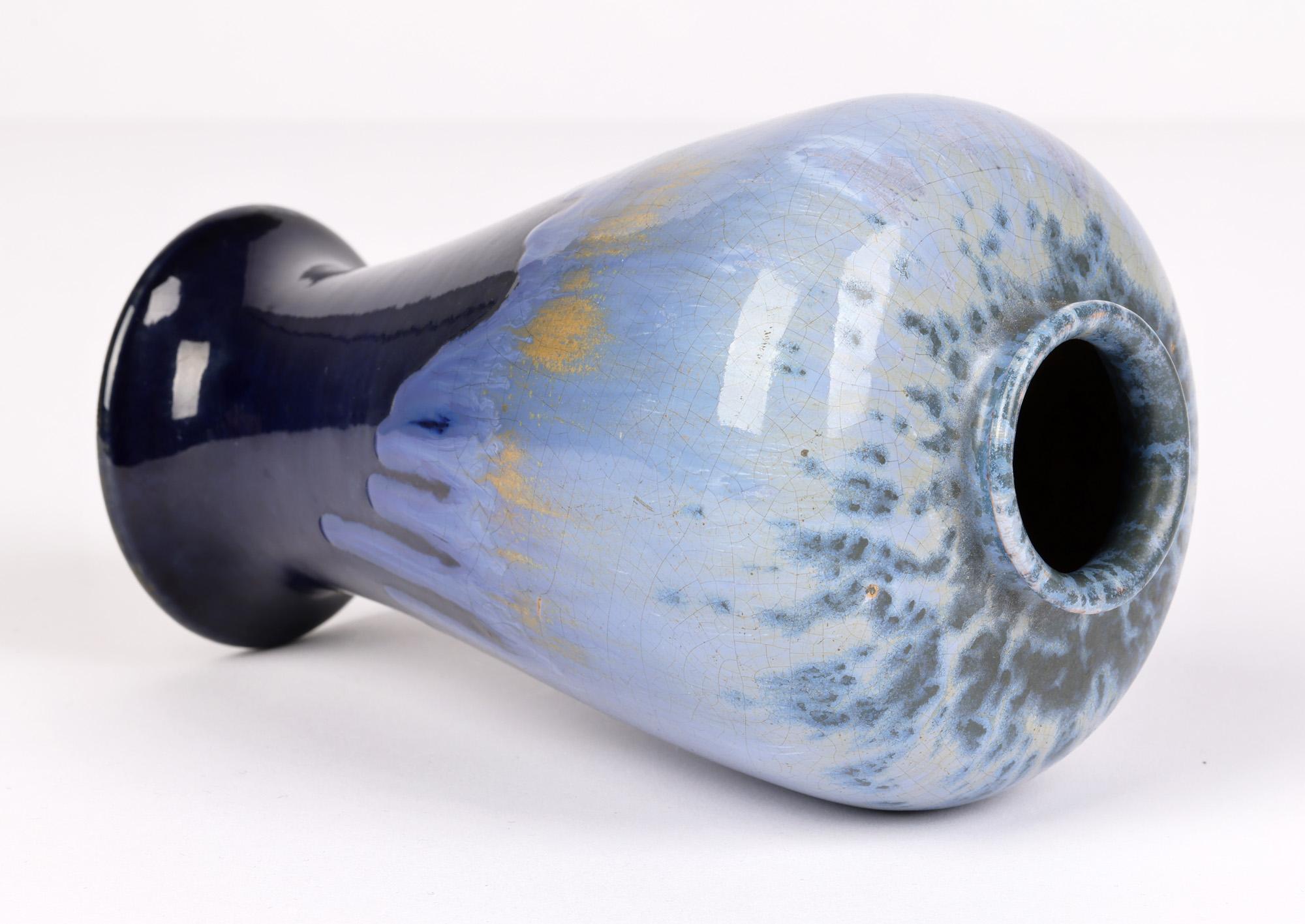 Inizio XX secolo Vaso Ashby Potters Guild in stile Art Nouveau con smalto blu screziato in vendita