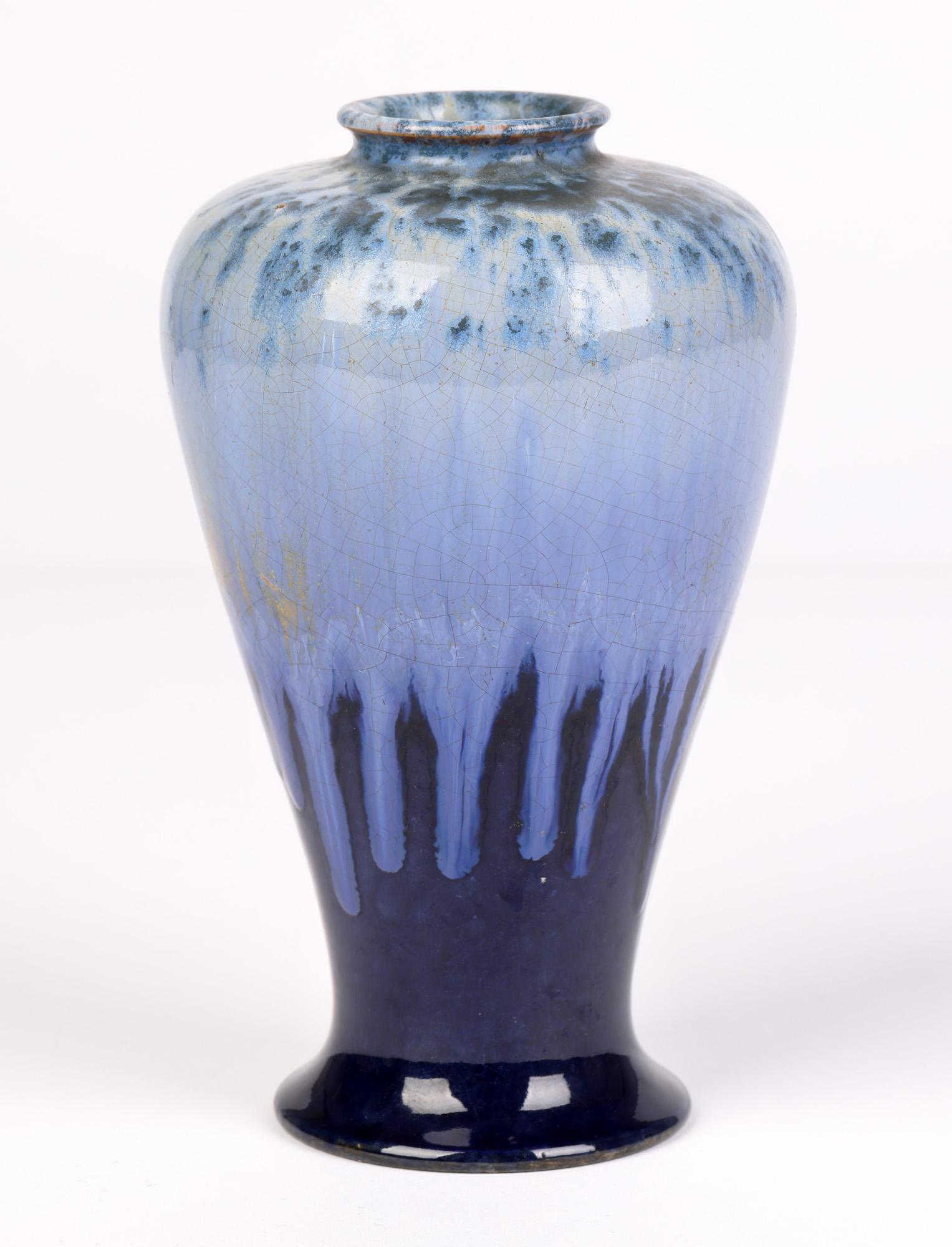 Terracotta Vaso Ashby Potters Guild in stile Art Nouveau con smalto blu screziato in vendita