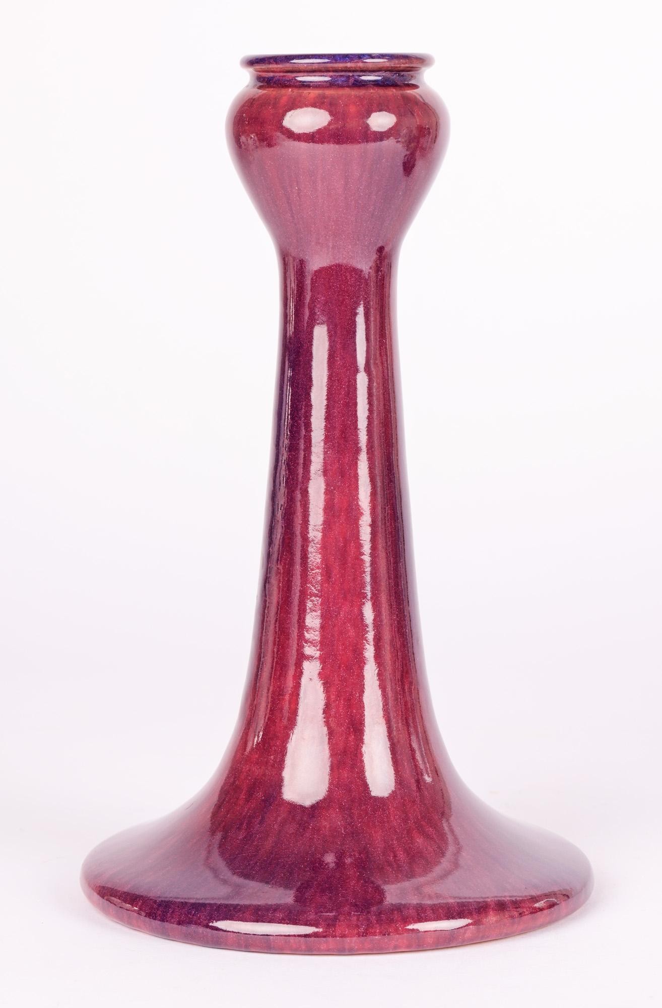 Ein außergewöhnliches Paar Jugendstil-Kerzenhalter mit violetter und blauer Streifglasur aus der Zeit zwischen 1909 und 1922. Die Kerzenhalter aus Steinzeug sind stark getöpfert und stehen auf breiten, abgerundeten Sockeln mit hohen, abgestuften