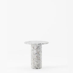 Tavolino rotondo Ashby realizzato a mano in granito River Bed