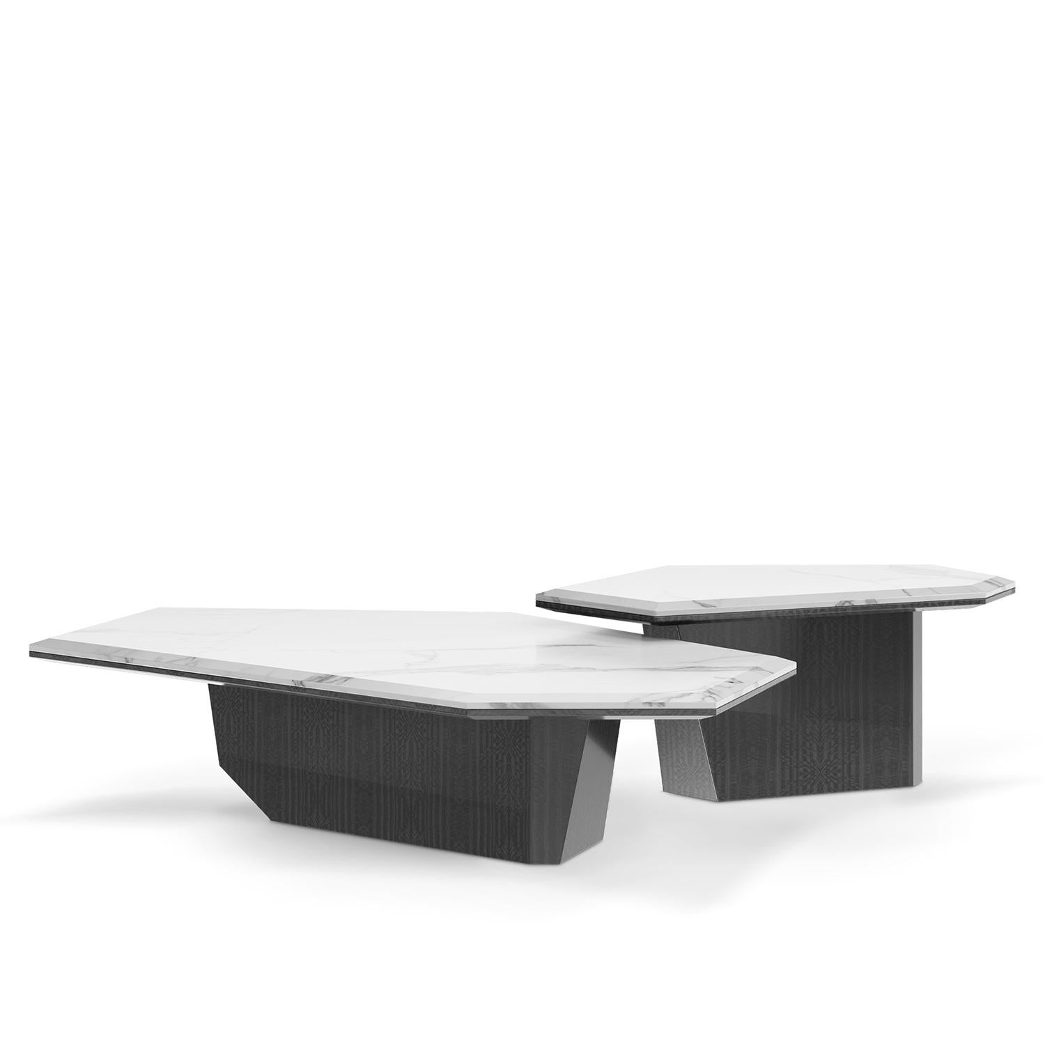 Couchtisch Asheiti 2er-Set mit je einer Tischplatte in 
Statuario aus massivem Marmor in polierter, glänzender Ausführung. Jede 
Tischgestell mit Holzstruktur aus Eukalyptus frisé 
furniert in grauem Finish. 
A/L148xT85xH30cm.
B/L86xT56xH36,5cm.

