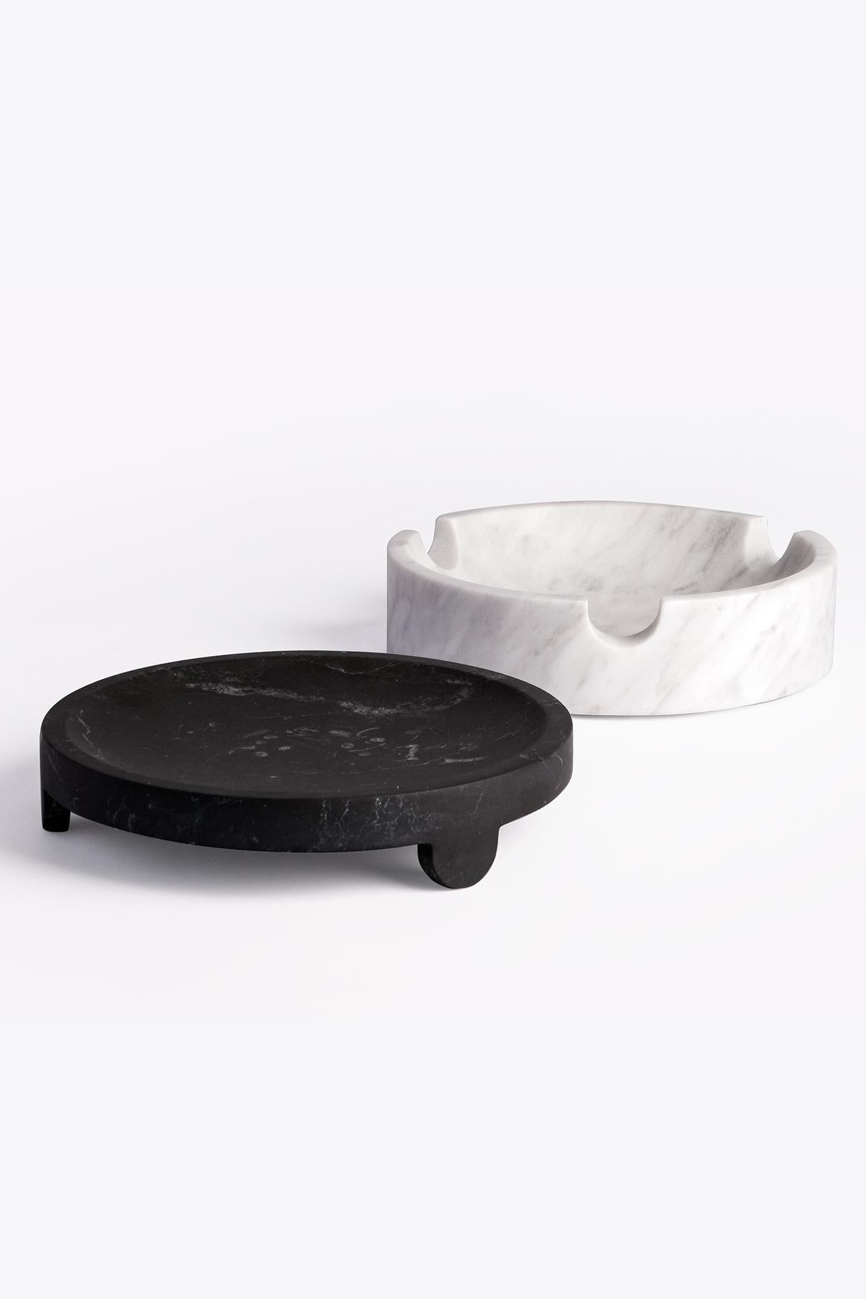 An oppositions where the humility of the ashes gives way to the preciousness of the objects to enclose.
A box with joints which provides a different function: an ashtray becomes a treasure chest. This elegant round box is composed of two pieces -