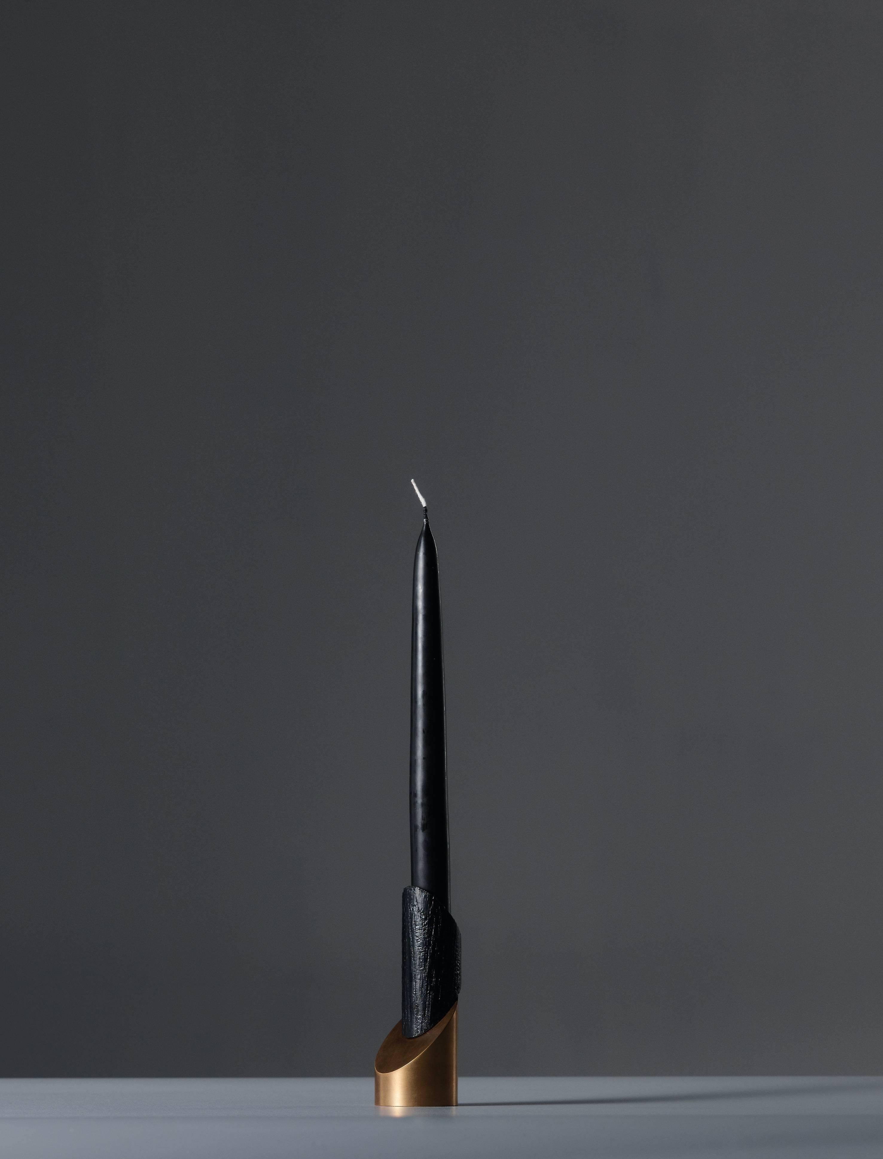 Bronze Asche zu Asche Kerzenhalter 
Unterzeichnet William Guillon
Limitierte Auflage von 99 Stück
Signiert und nummeriert
Massive gebrannte Eiche / massive Bronze
Abmessungen: 13 x 5,6 x 5 cm (Höhe mit Kerze 35 cm) 
Handgeformt in
