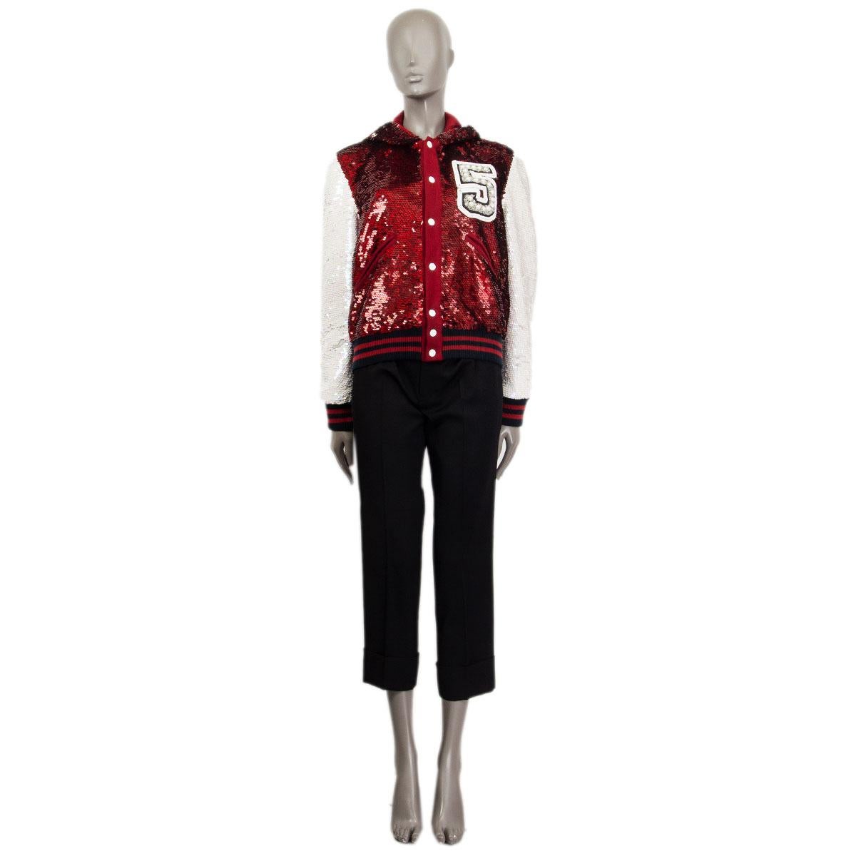 Chaqueta bomber con capucha de lentejuelas 100% auténticas de Ashish en poliéster rojo, blanco y negro (100%) y ribete de lana (100%), forro de la capucha y dobladillo inferior y dobladillo de las mangas de canalé en lana acrílica (100%). Se cierra