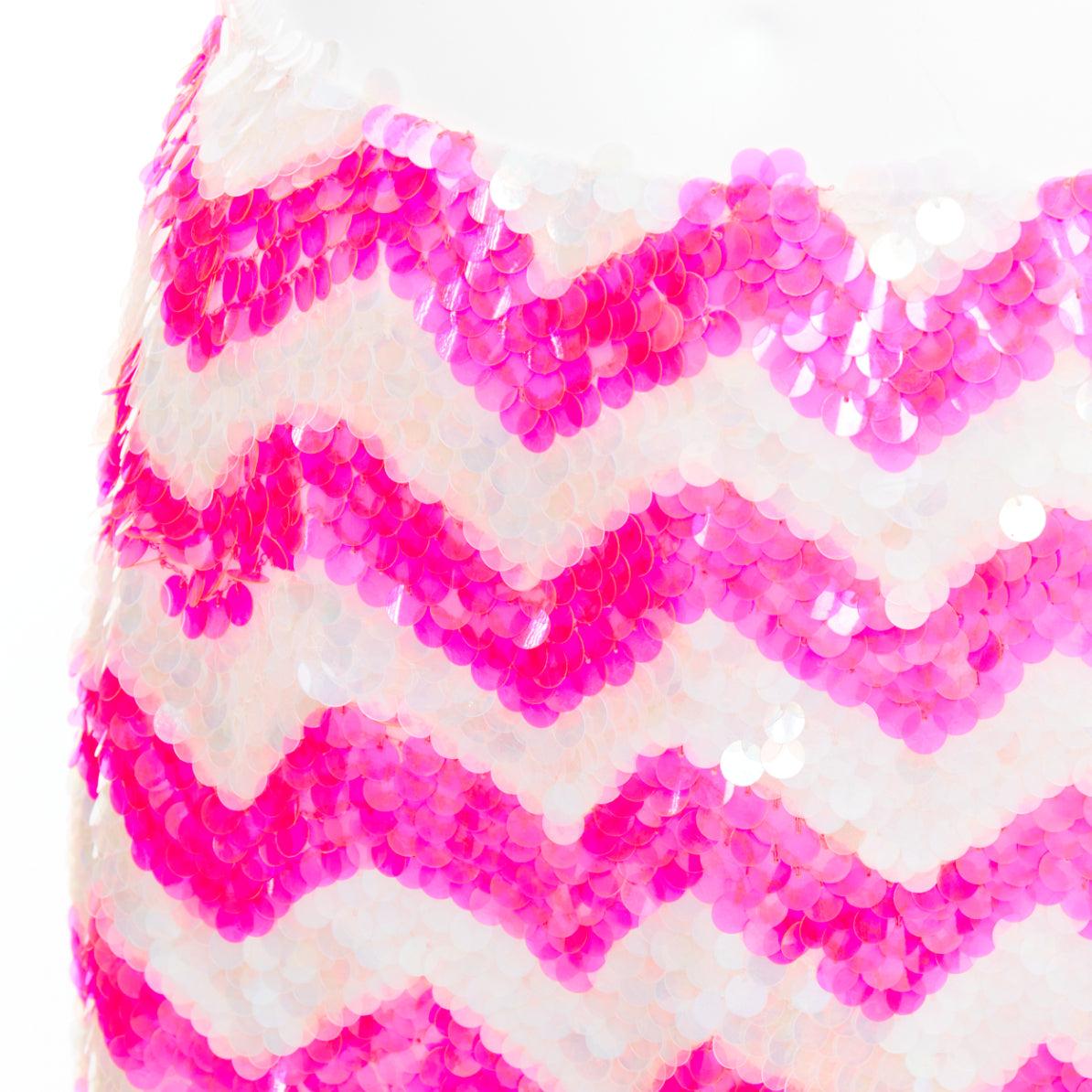 Ashish - Mini jupe à paillettes chevron blanc néon rose vif XS
Référence : AAWC/A01399
Marque : Ashish
Matériau : Viscose
Couleur : rose, crème
Motif : Solide
Fermeture : Zip
Doublure : Tissu blanc
Détails supplémentaires : Fermeture éclair au