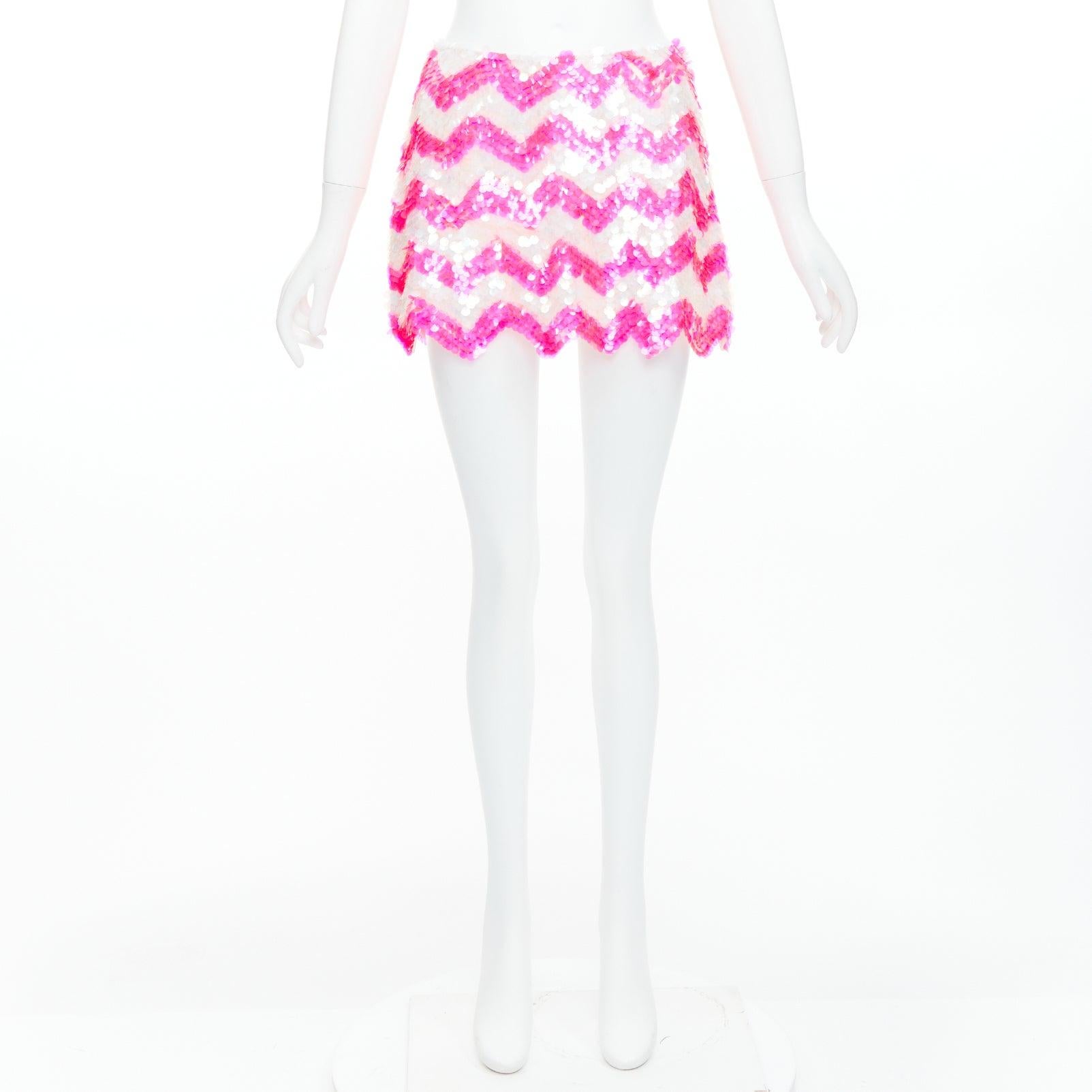 Ashish - Mini jupe à paillettes chevron blanc néon rose vif XS en vente 4