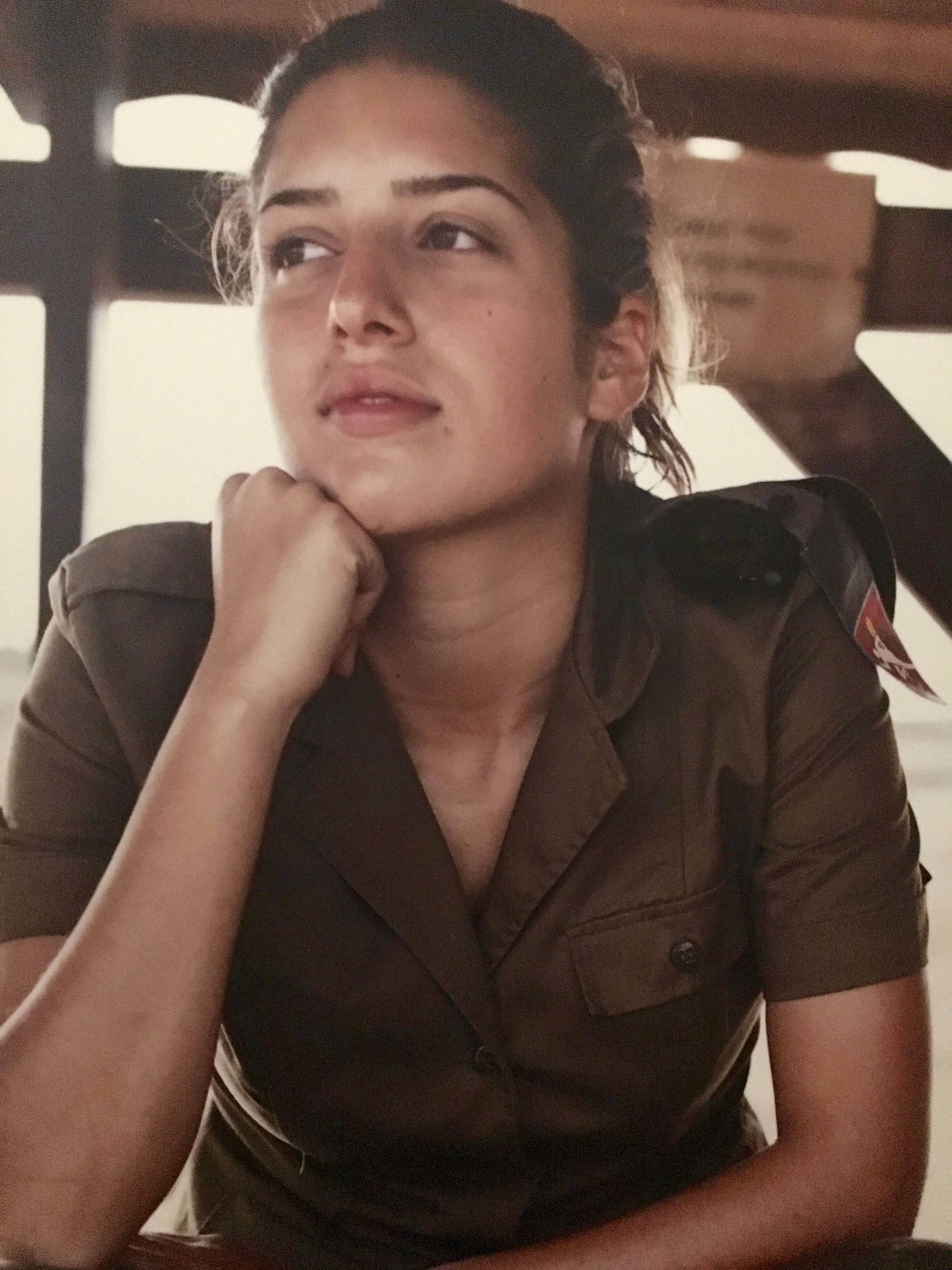 Grande photographie en couleur « Women of the IDF » Ashkan Sahihi en vente 2
