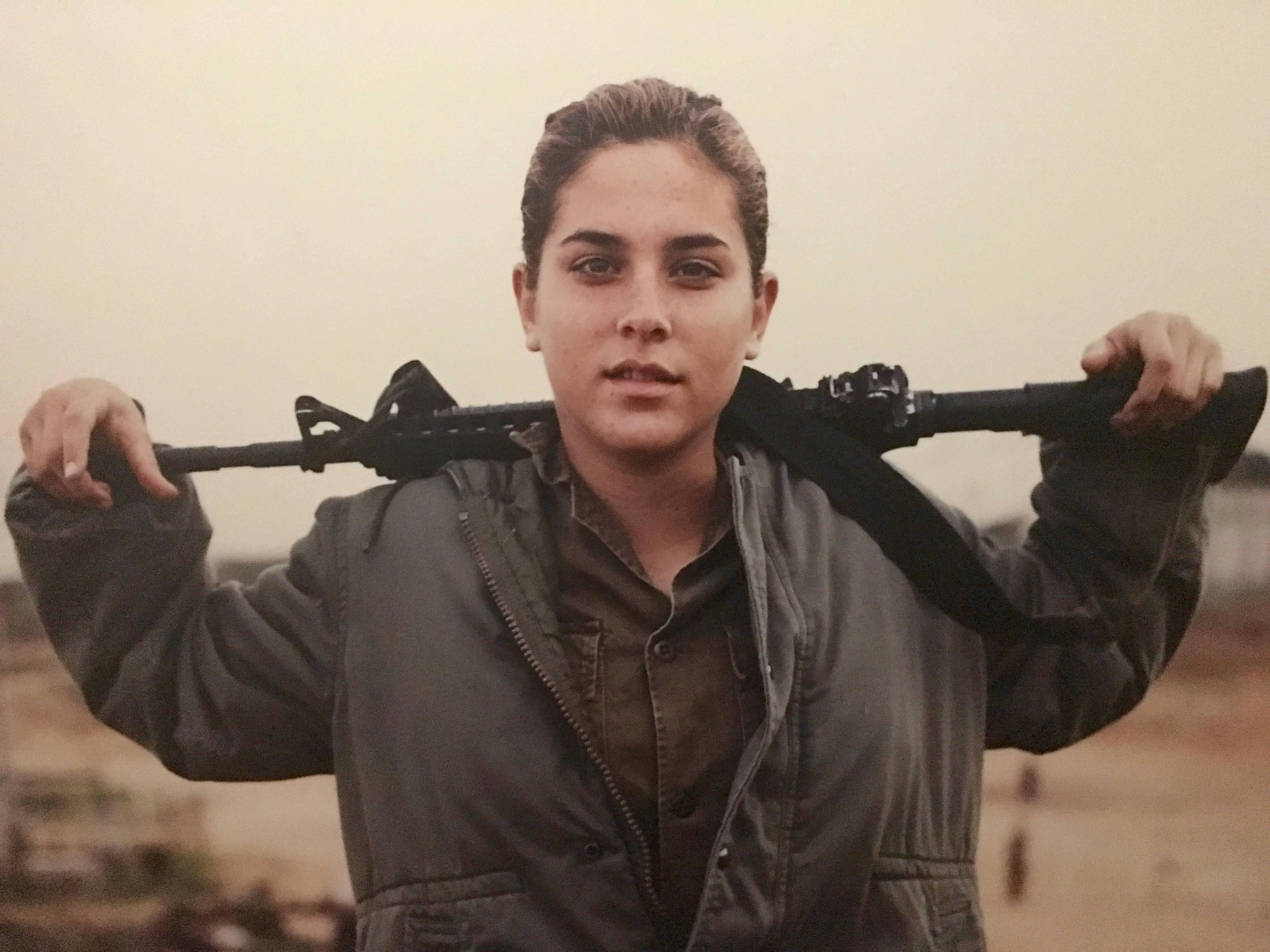 WOMEN OF THE IDF - Grande photographie en couleur LITAL - Marron Portrait Photograph par Ashkan Sahihi