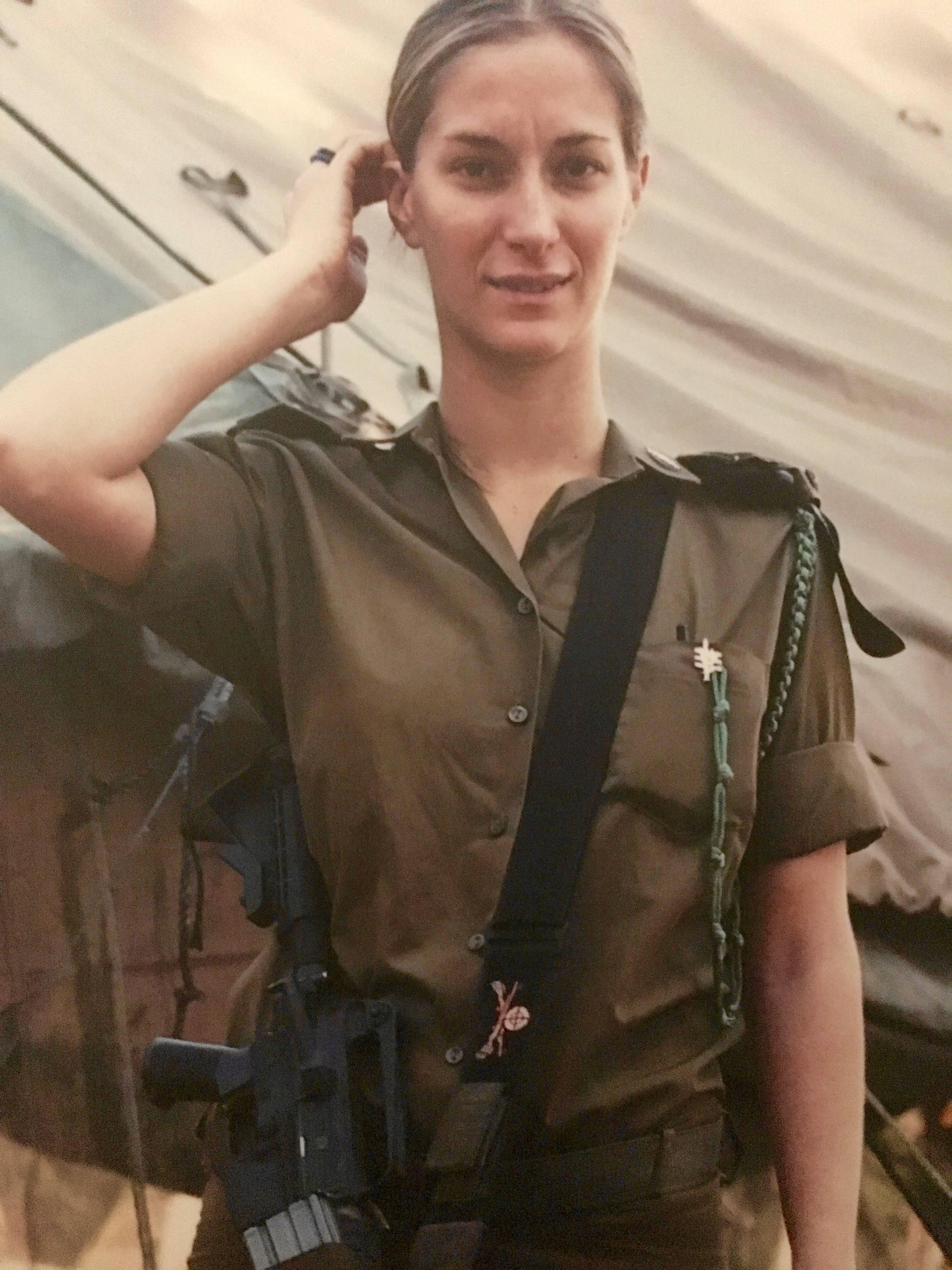 MUJERES DE LAS FUERZAS DE DEFENSA DE ISRAEL Foto grande NETA - Portrait Photograph Marrón de Ashkan Sahihi