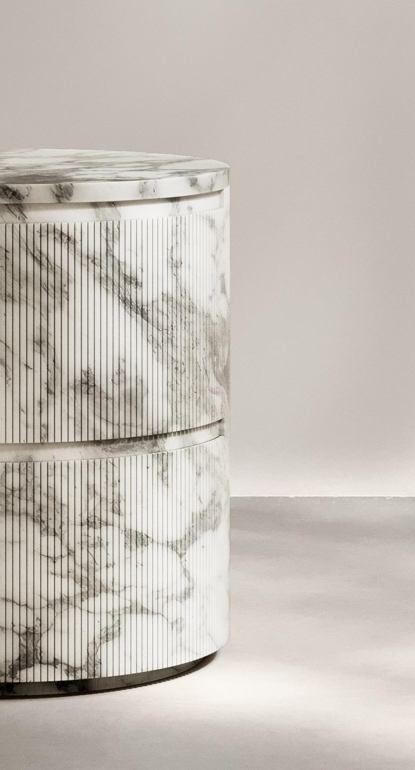 Ashley Nachttisch aus Arabescato-Marmor und Eiche von Paloma Editions (Moderne) im Angebot