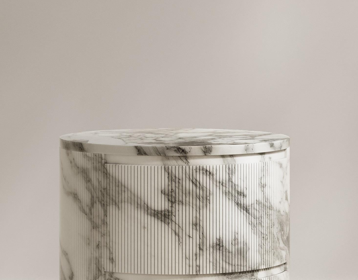 Ashley Nachttisch aus Arabescato-Marmor und Eiche von Paloma Editions (Sonstiges) im Angebot