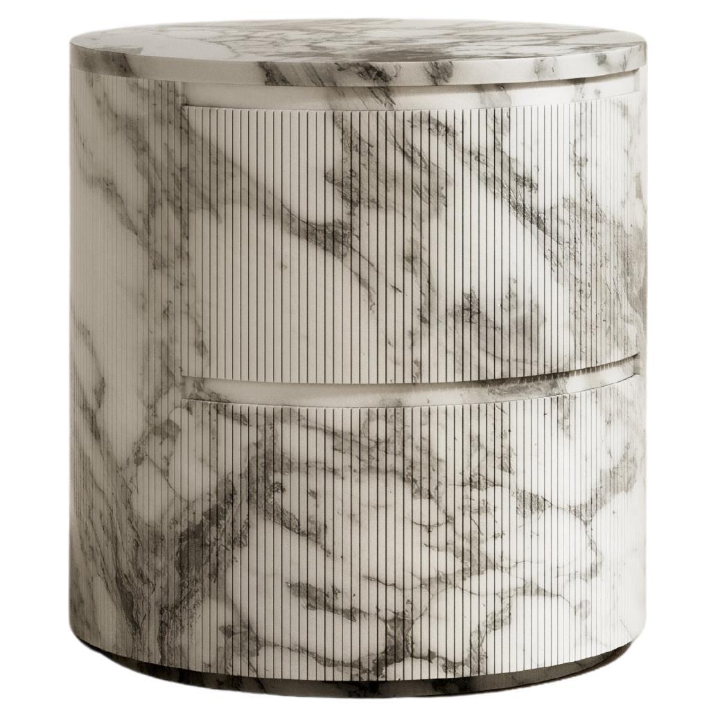 Mesilla de noche Ashley en mármol arabescato y roble by Paloma Editions