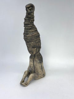 Sculpture figurative en céramique en argile de papier : « Il peut parfois sembler très lourd »