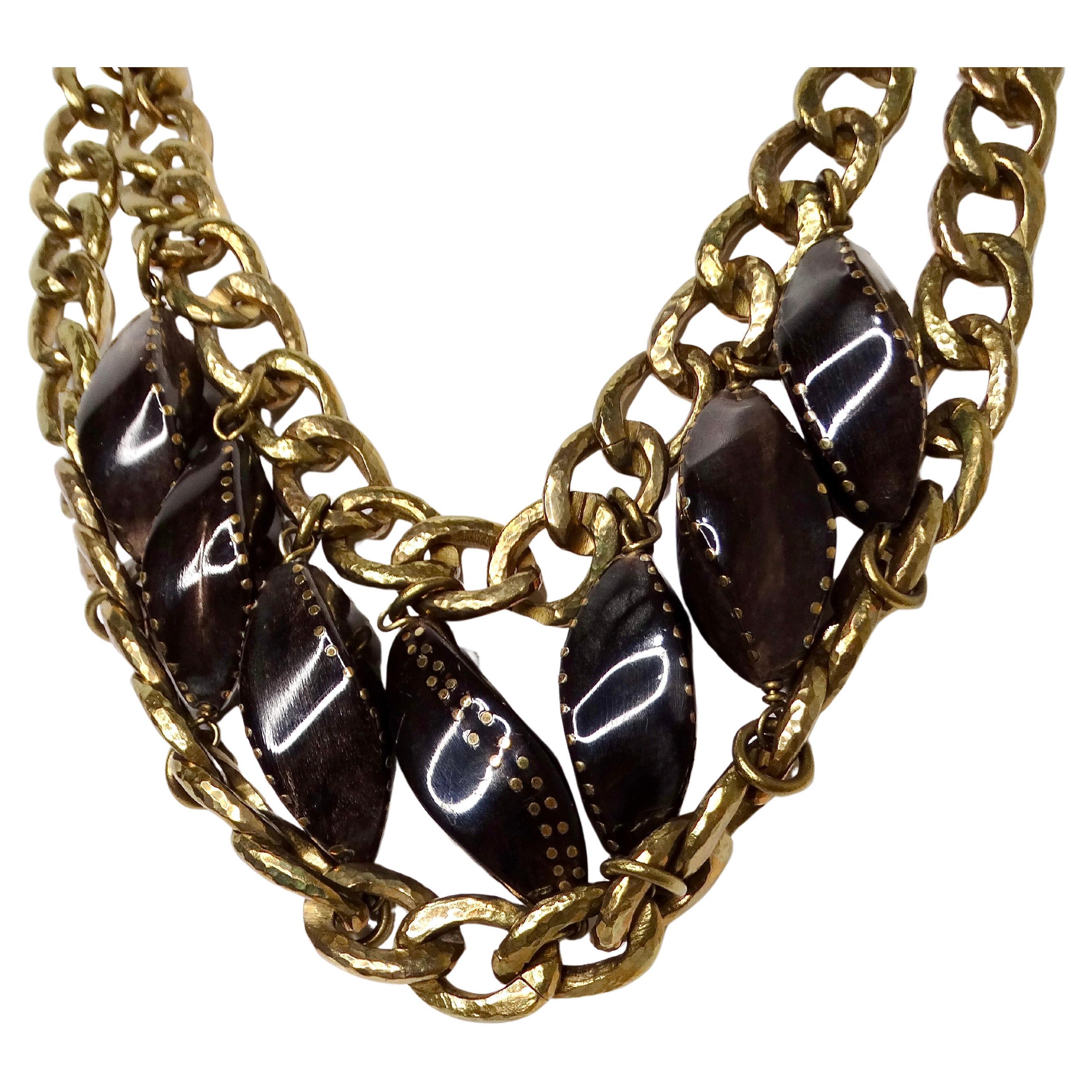 Le collier d'Ashley Pittman, composé de perles et de maillons de chaîne en or, est une pièce remarquable qui rehausse sans effort tout ensemble. Fabriqué à partir d'une luxueuse chaîne à maillons dorés, ce collier de style plastron présente deux