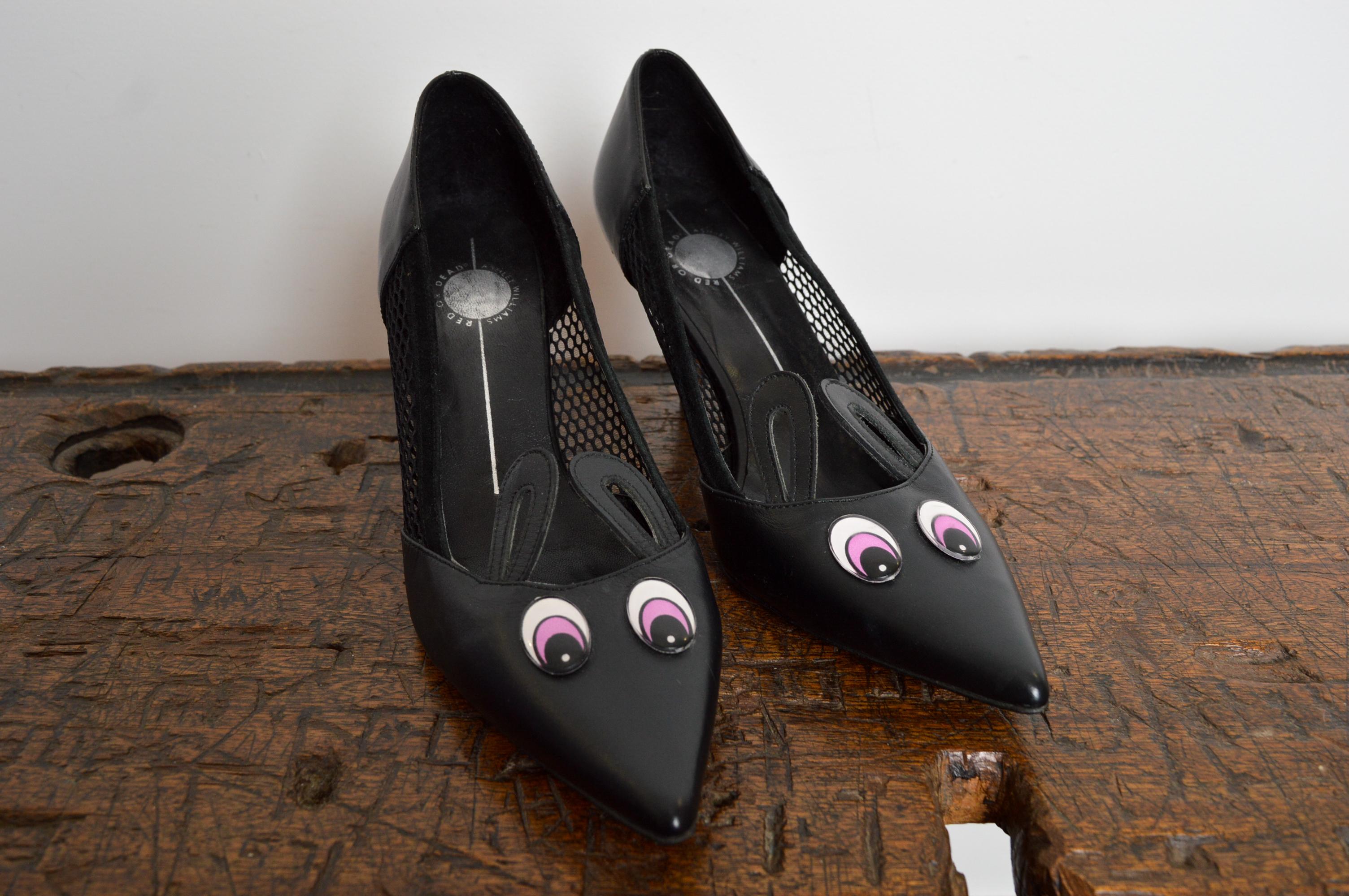 British Designer Ashley Williams x Red Or Dead Court Shoes crafted Black Leather and Mesh with novelty mouse face decoration and pointed Toe.
Size; UK 6 / EU 39
Heel Height; 3” inches
Condition; 8/10 Fantastic Condition, almost no previous usage.