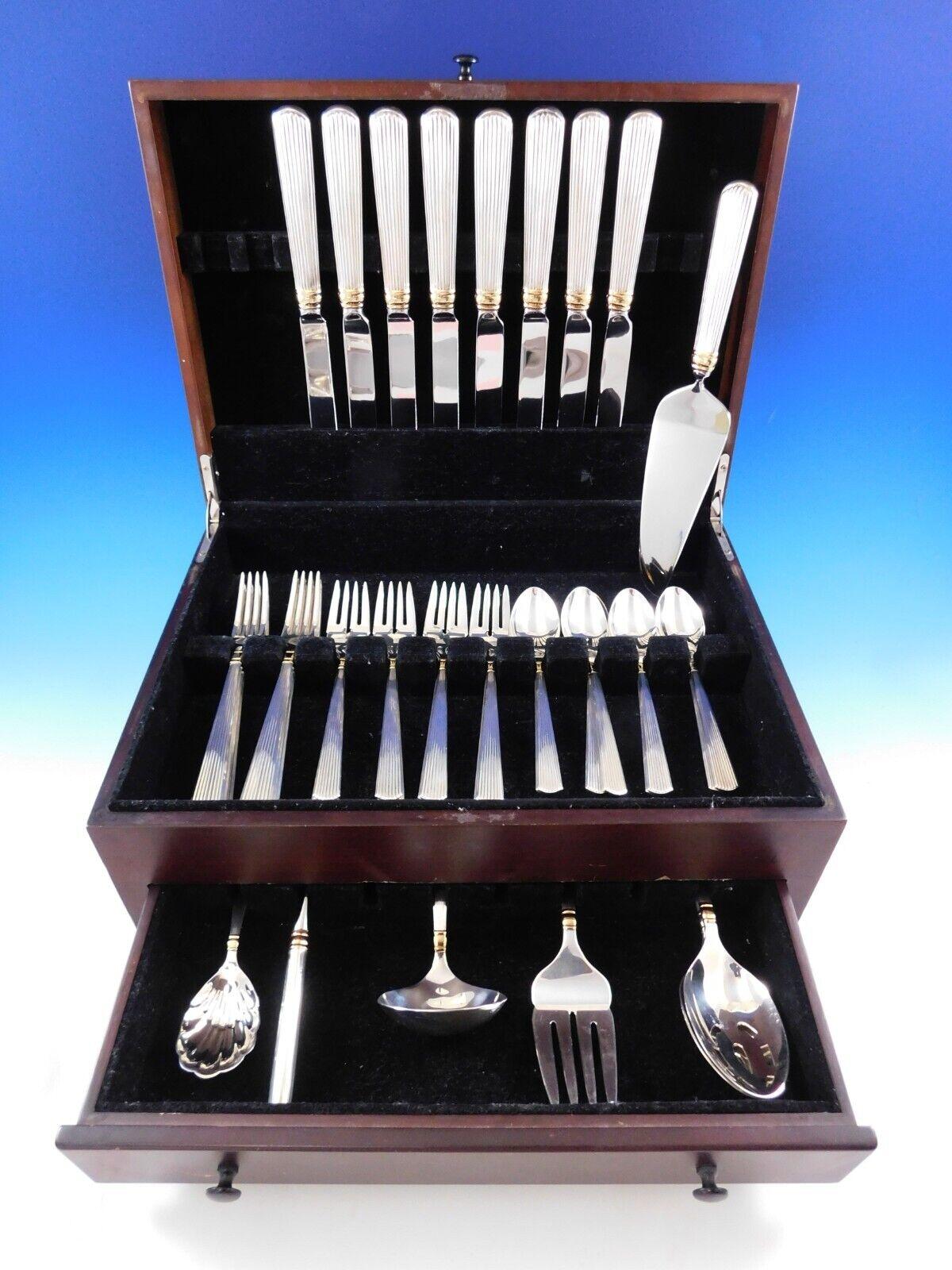Il modello Ashmont in oro e argento è stato introdotto da Reed & Barton nel 1991. È pesante e ha un accento dorato intorno al collo del manico scanalato.
Set di posate in argento massiccio Ashmont (accento oro) di Reed & Barton, 39 pezzi. Questo