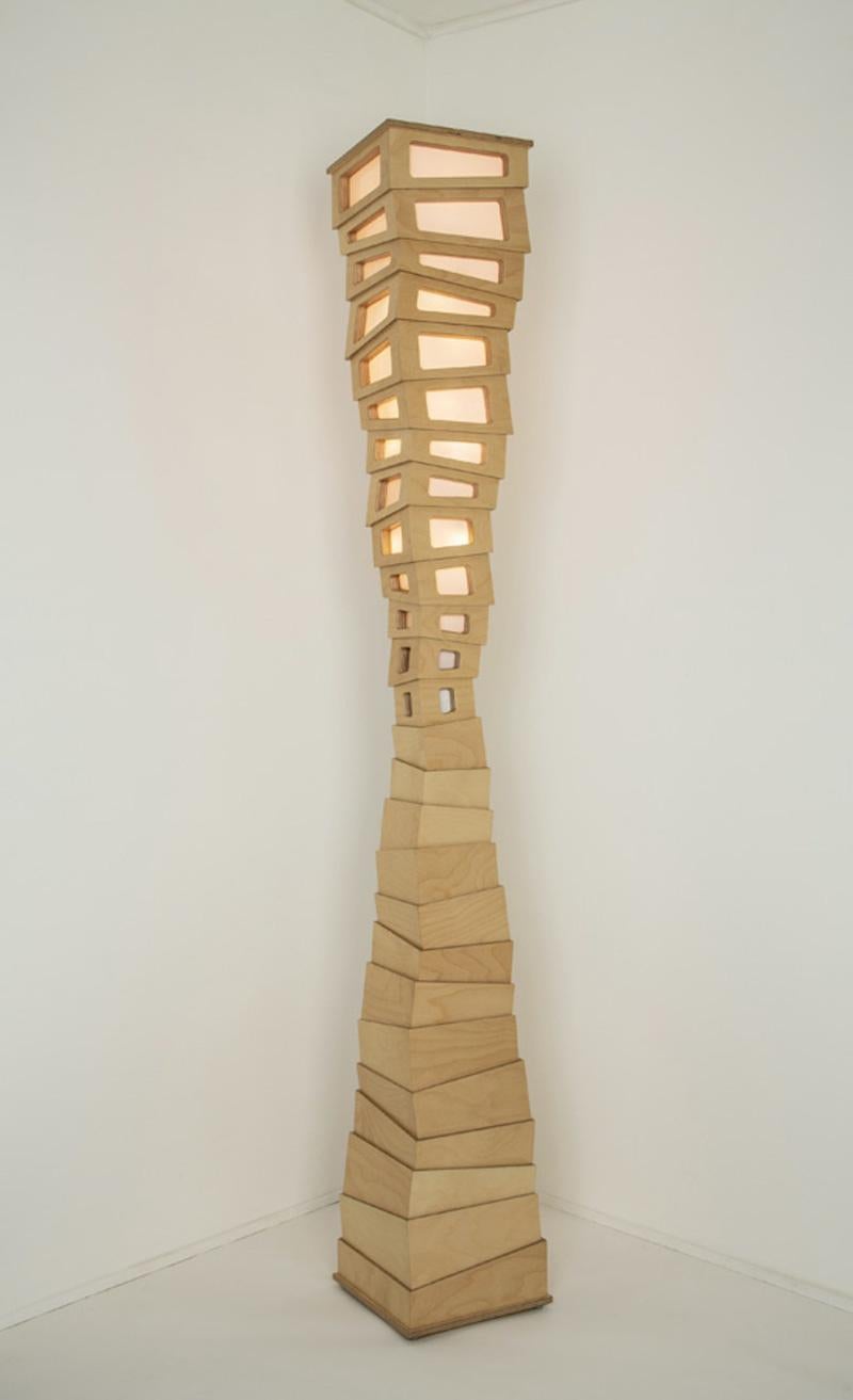 Abstract Sculpture di Ashoke Chhabra - Lampada da terra a clessidra Chaos in nero