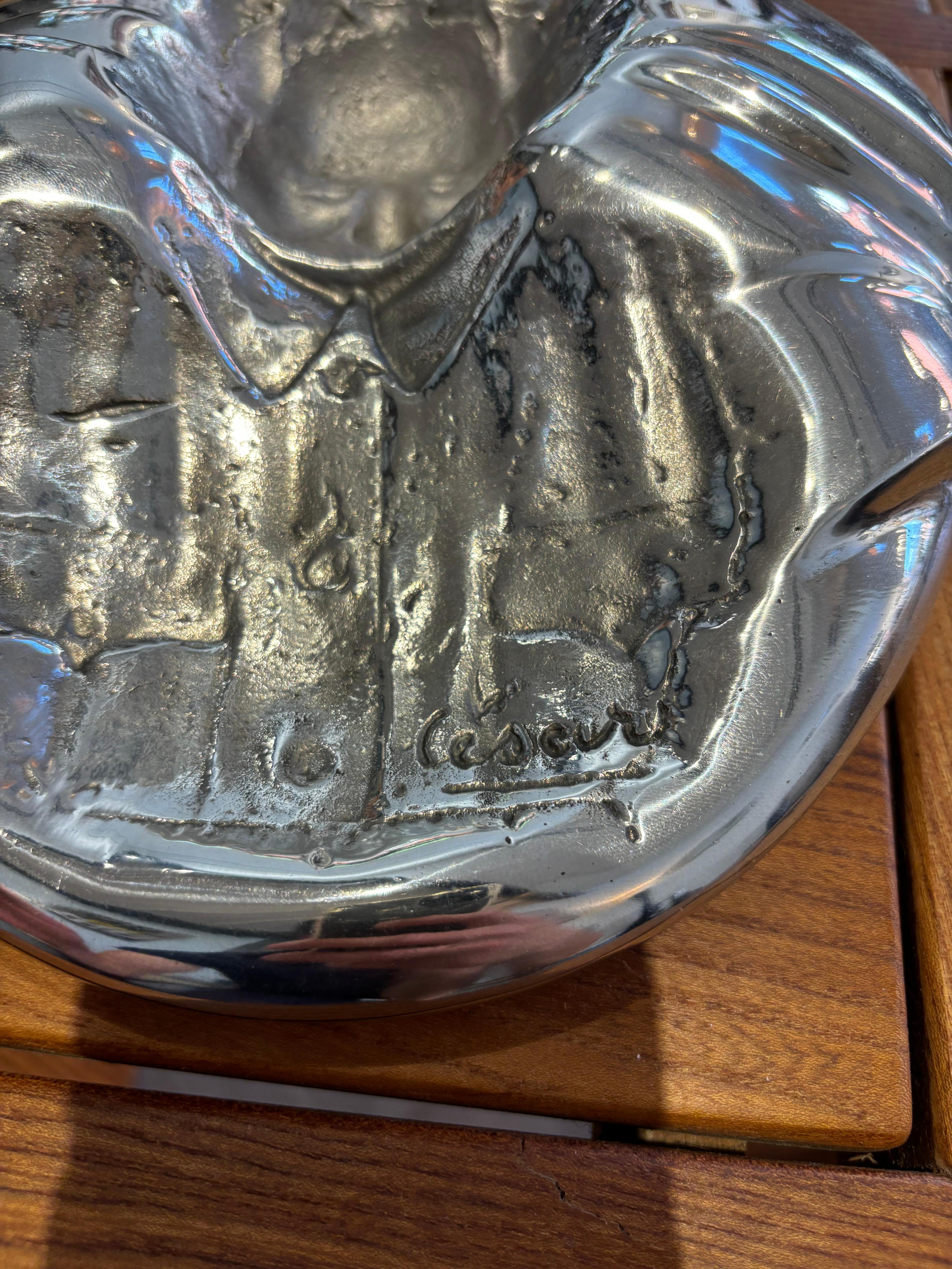 CESAR   Cendrier mao, 1968   Fonte d'aluminium signé en bas au centre.   Édition Atelier A à 1000 exemplaires.   D. 22 cm       LITTERATURE EN RAPPORT? : Atelier L'Art, rencontre de l'art et de l'objet, Joliant Kneebone et Chloé Braunstein, éditions