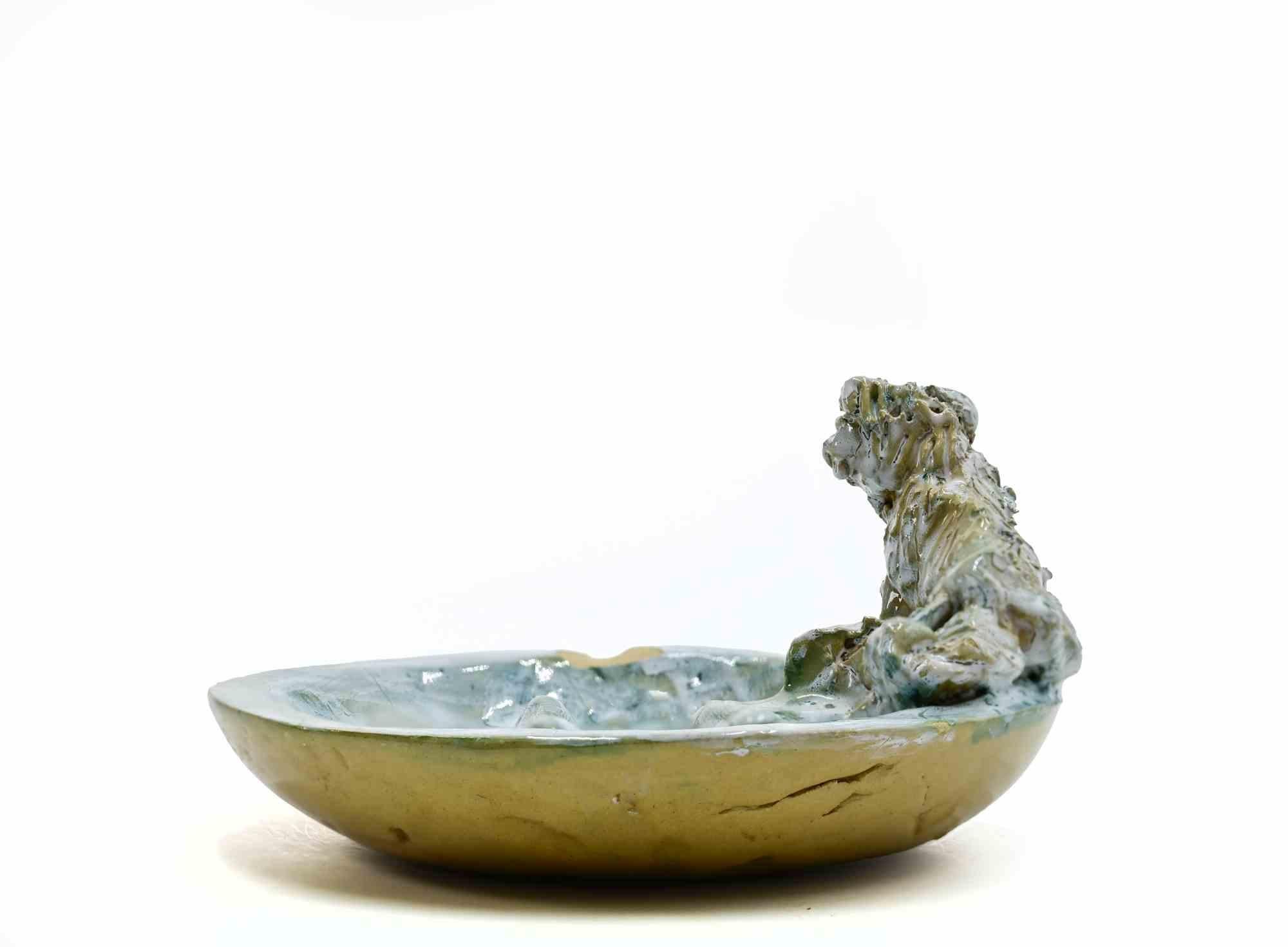 Scultura in ceramica dipinta realizzata da Sirio Pellegrini negli anni '60.

Buone condizioni.

Sirio Pellegrini, nato a Roma il 1 marzo 1922, di origini abruzzesi (Capestrano), ha trascorso gli anni dell'infanzia a Roma, nel cuore della città