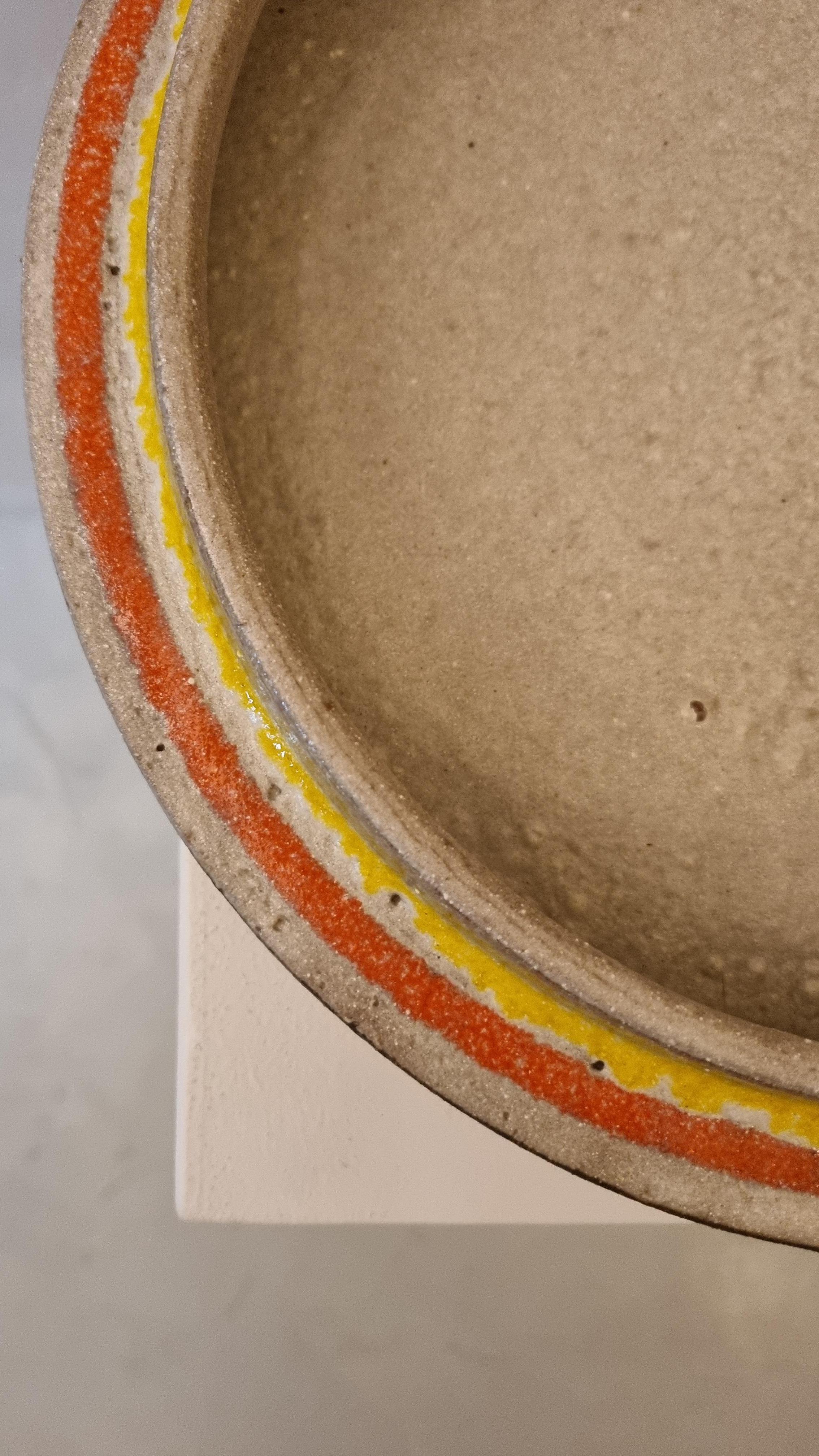 Ceramic ashtray by Aldo Londi for Ceramiche Bitossi Montelupo, 70s.
Glazed ceramic, matte raw clay.
Each work created by Bitossi follows a very complex working process, both in the formal and decorative part.
The realization of a ceramic work can be
