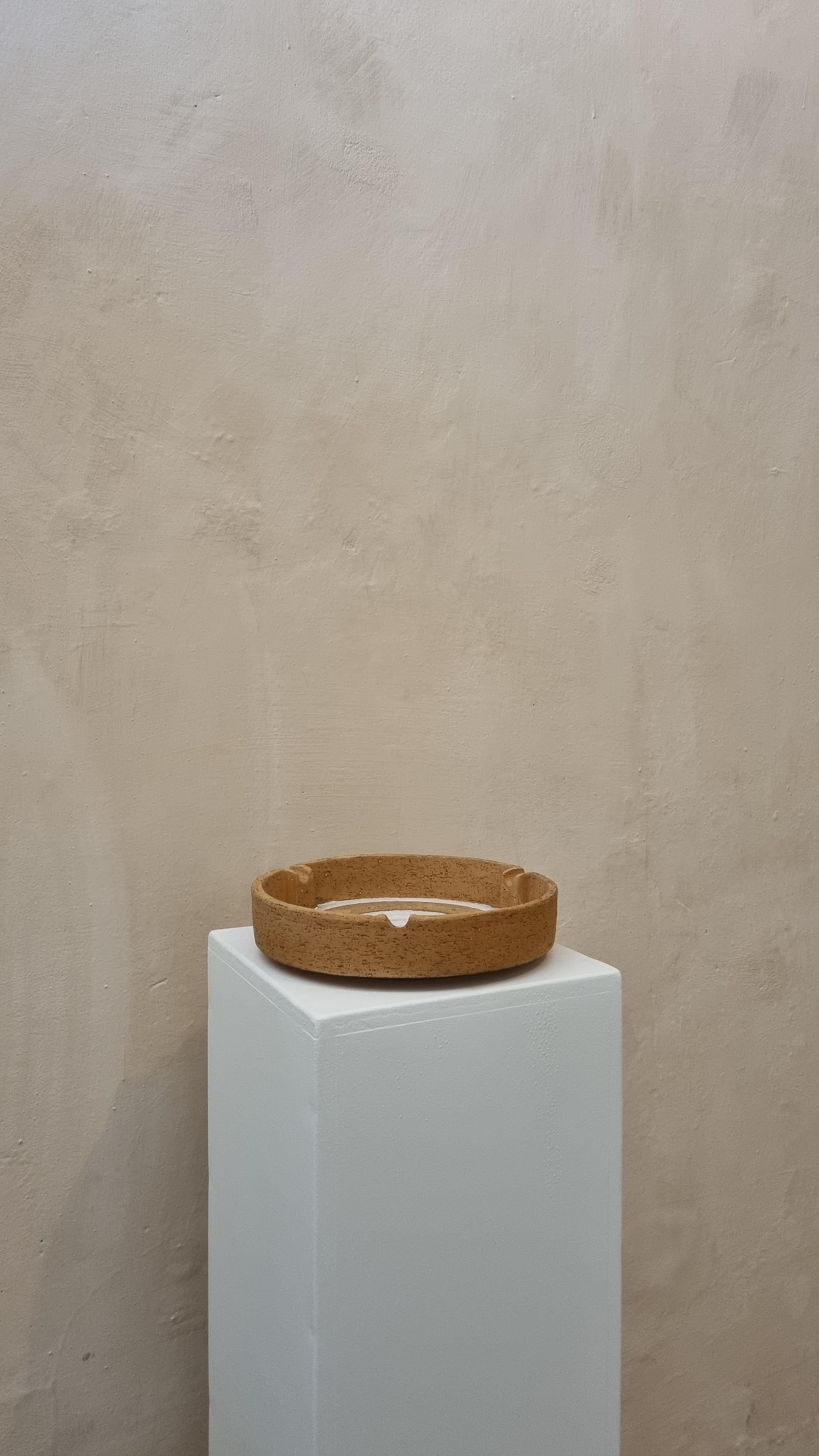 Ceramic ashtray Rosenthal Netter produced by Ceramiche Bitossi Montelupo, 70s.
Glazed ceramic, matte raw clay.
Each work created by Bitossi follows a very complex working process, both in the formal and decorative part.
The realization of a ceramic