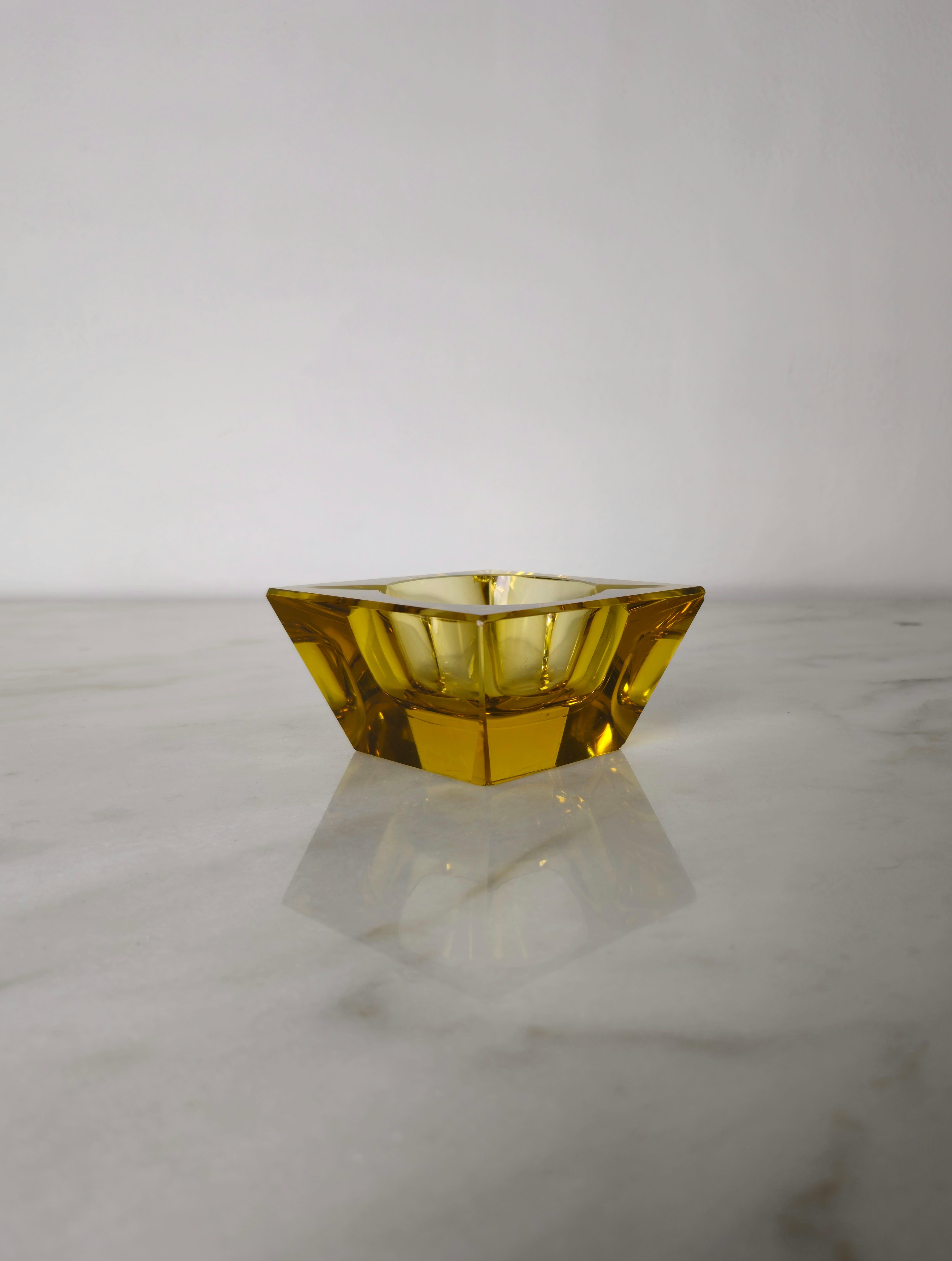 multifaceted ashtray made of Murano glass in yellow/gold shades. Flavio Poli, Italy in the 60s.



Note: We try to offer our customers an excellent service even in shipments all over the world, collaborating with one of the best shipping partners,