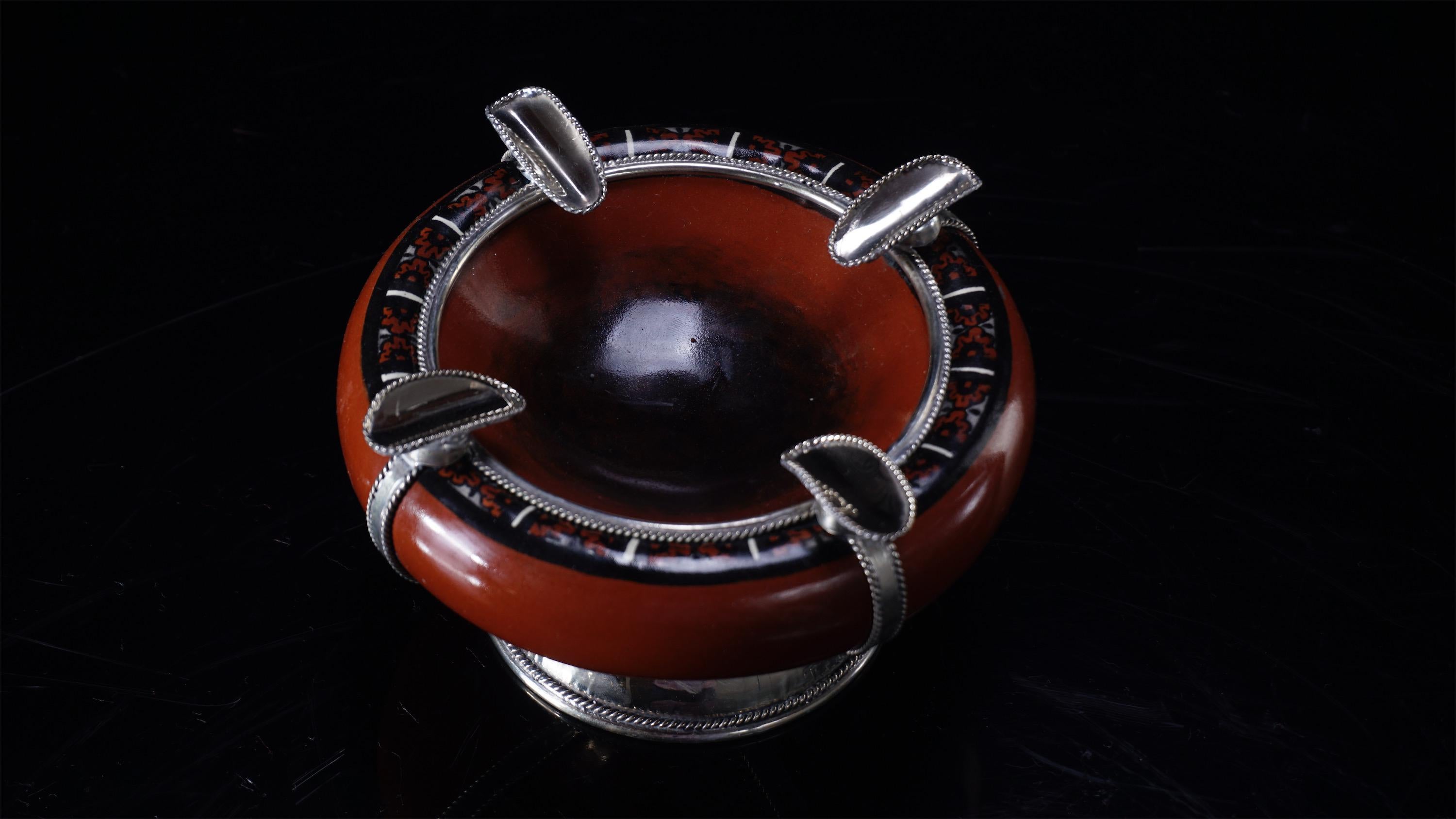 Always unique pieces is what you are going to hear about Jesus Guerrero Santo's work, all the pieces are handmade and created one by one it takes months to produce each peace.
This ceramic and white metal (alpaca) ashtray, was created in Tonalá,
